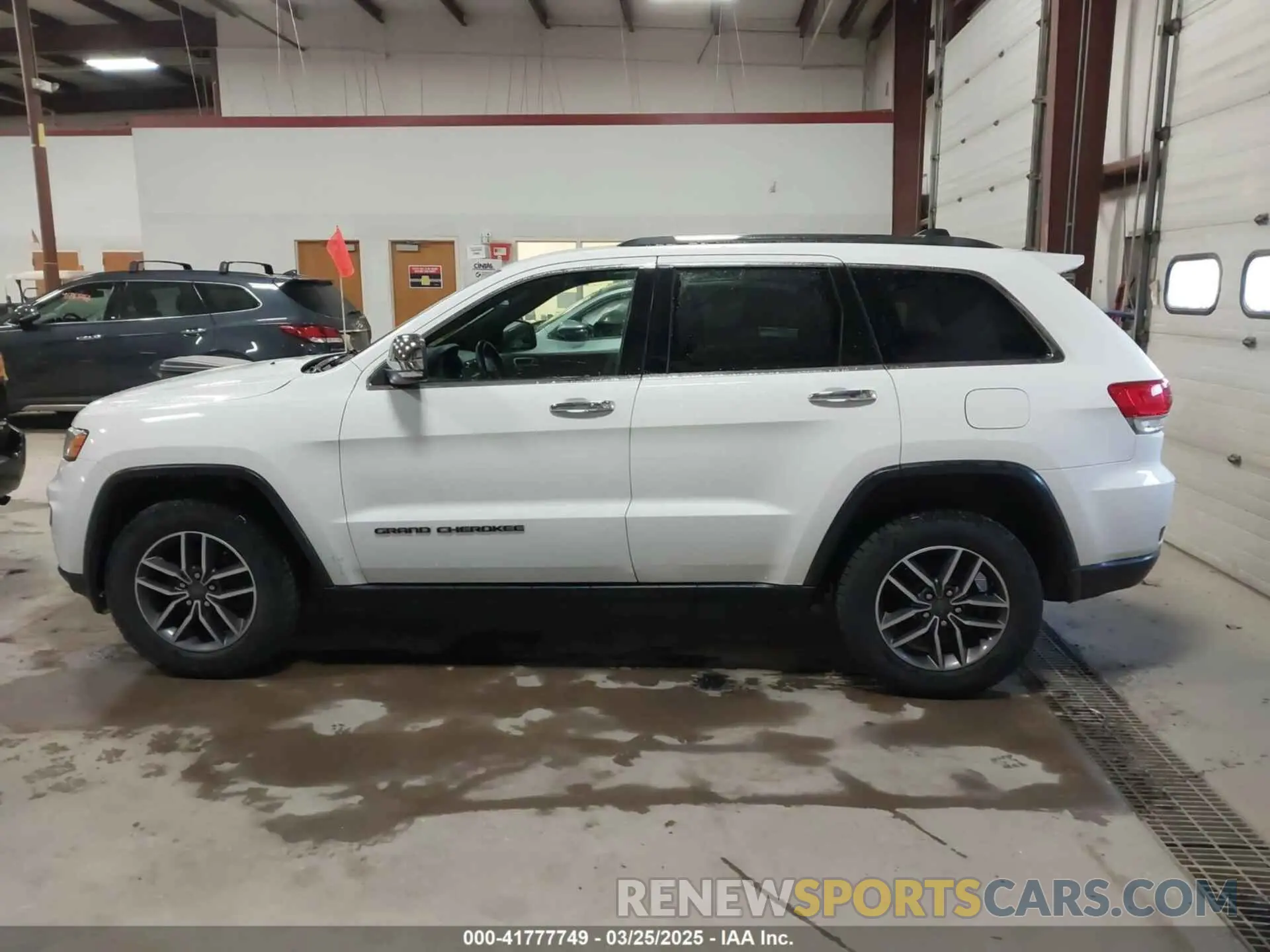 14 Photograph of a damaged car 1C4RJFBG5KC636030 JEEP GRAND CHEROKEE 2019