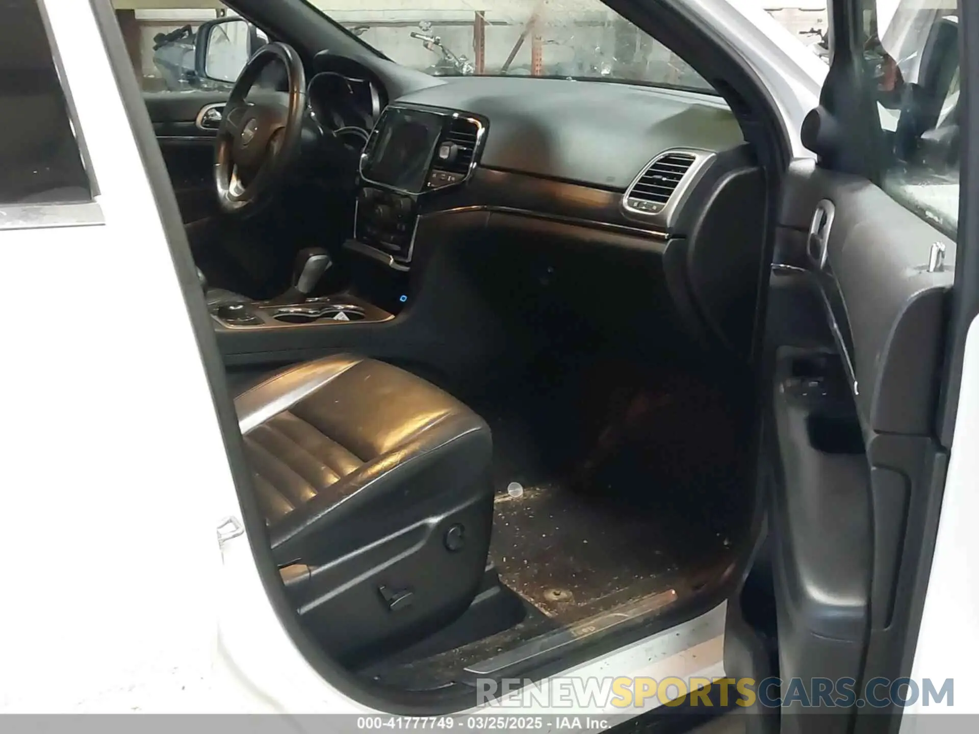 5 Photograph of a damaged car 1C4RJFBG5KC636030 JEEP GRAND CHEROKEE 2019