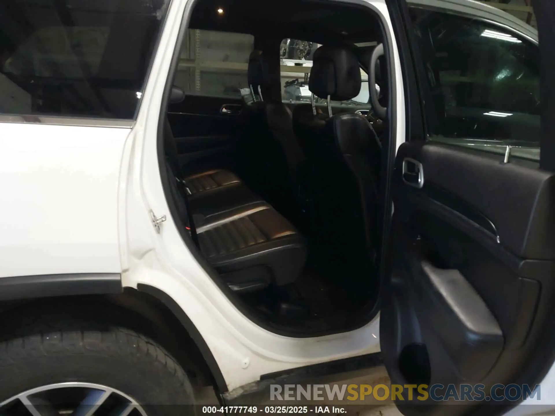 8 Photograph of a damaged car 1C4RJFBG5KC636030 JEEP GRAND CHEROKEE 2019