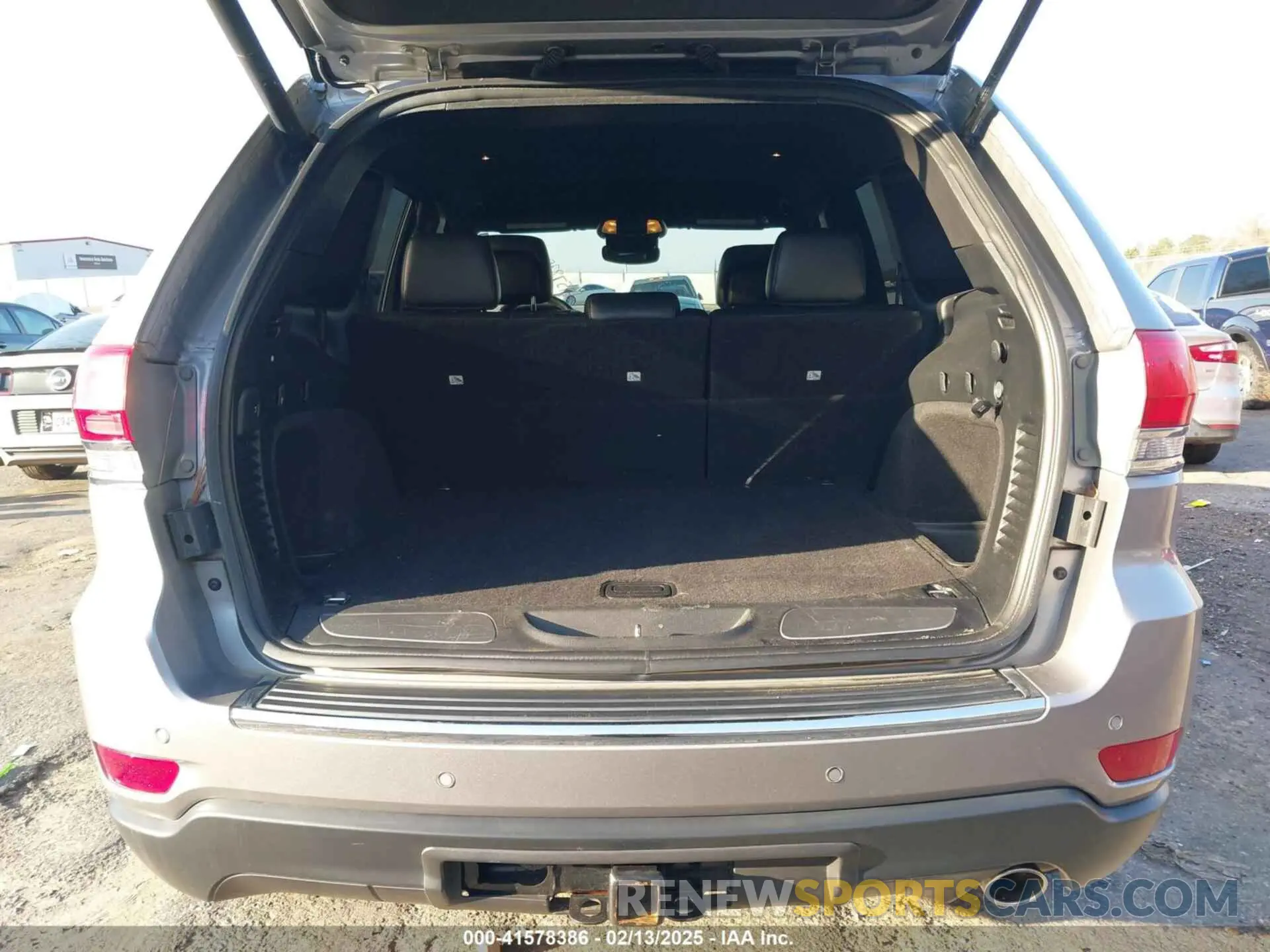 16 Photograph of a damaged car 1C4RJFBG5KC653667 JEEP GRAND CHEROKEE 2019