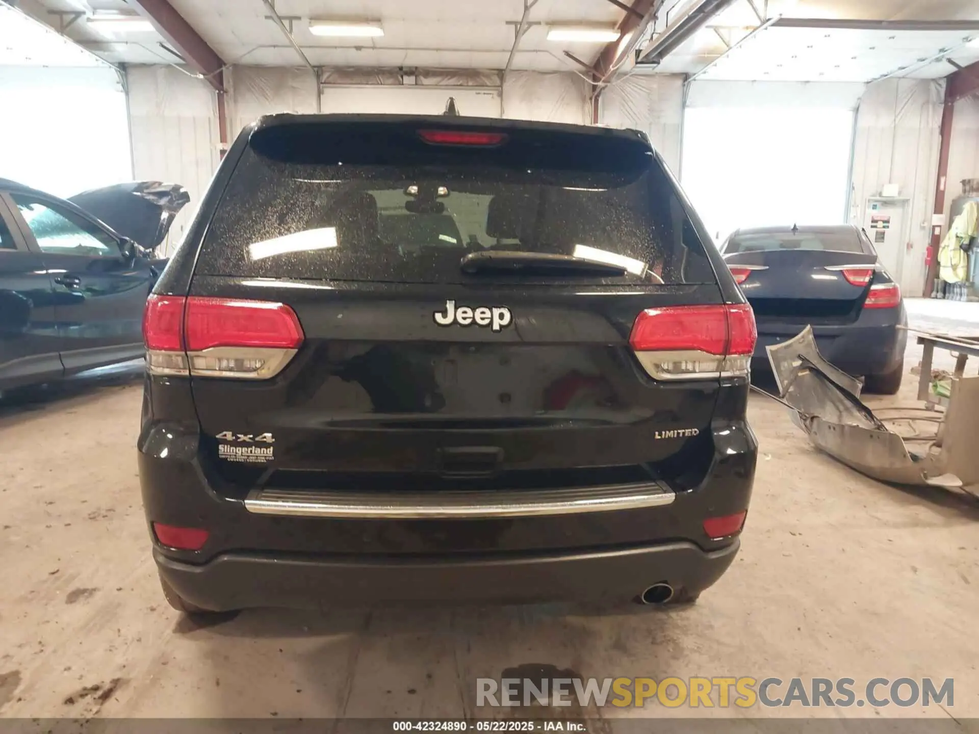 17 Photograph of a damaged car 1C4RJFBG5KC759942 JEEP GRAND CHEROKEE 2019