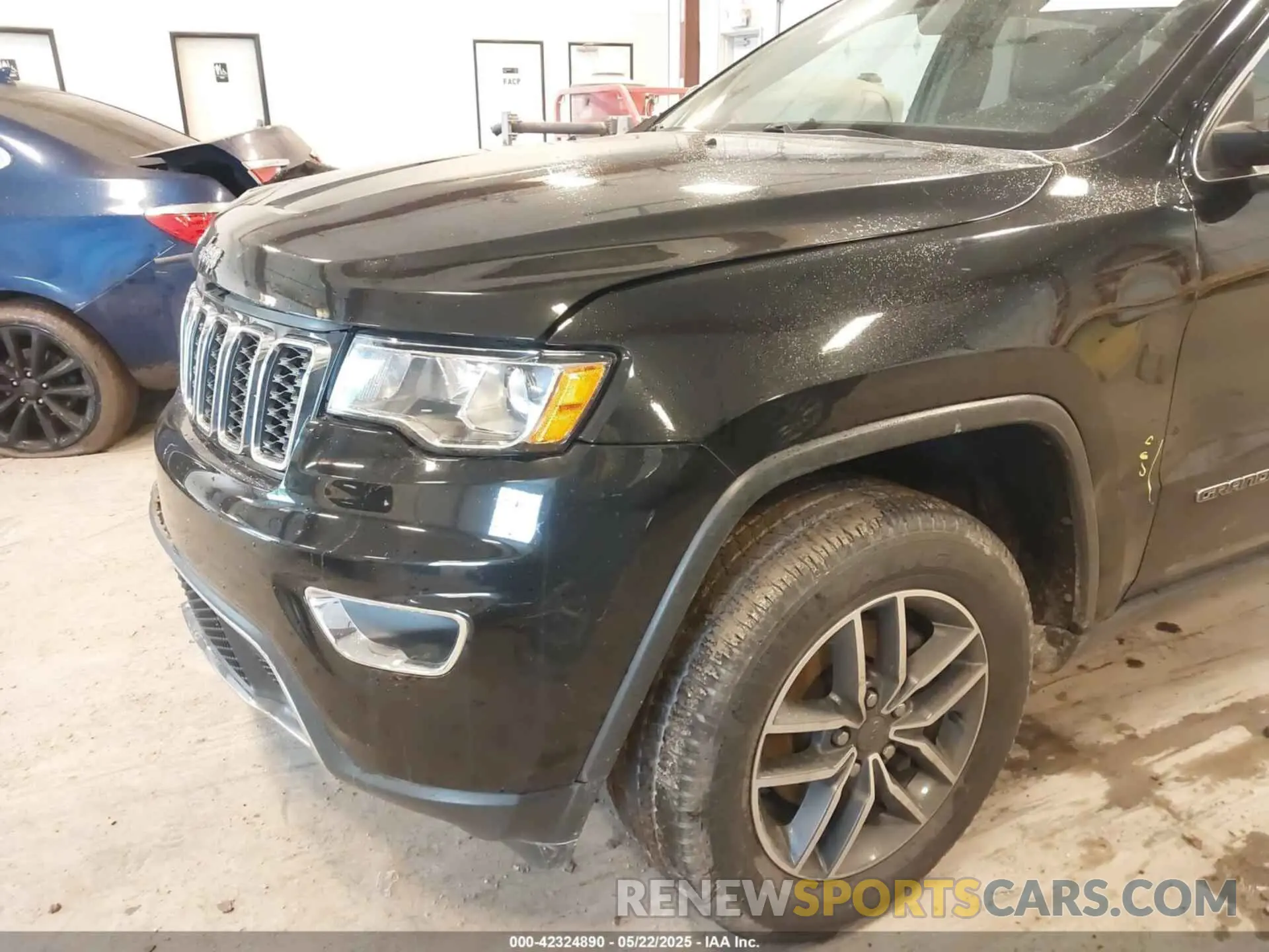 18 Photograph of a damaged car 1C4RJFBG5KC759942 JEEP GRAND CHEROKEE 2019