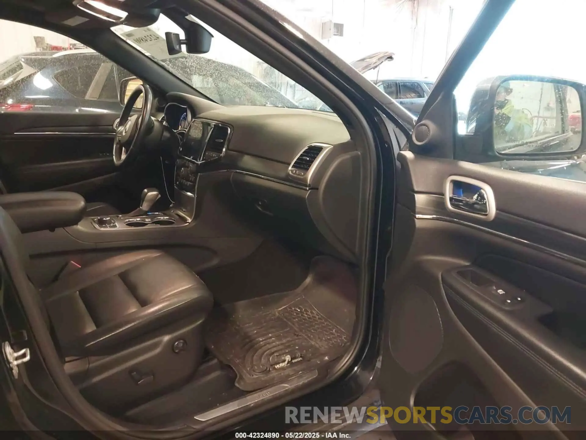 5 Photograph of a damaged car 1C4RJFBG5KC759942 JEEP GRAND CHEROKEE 2019