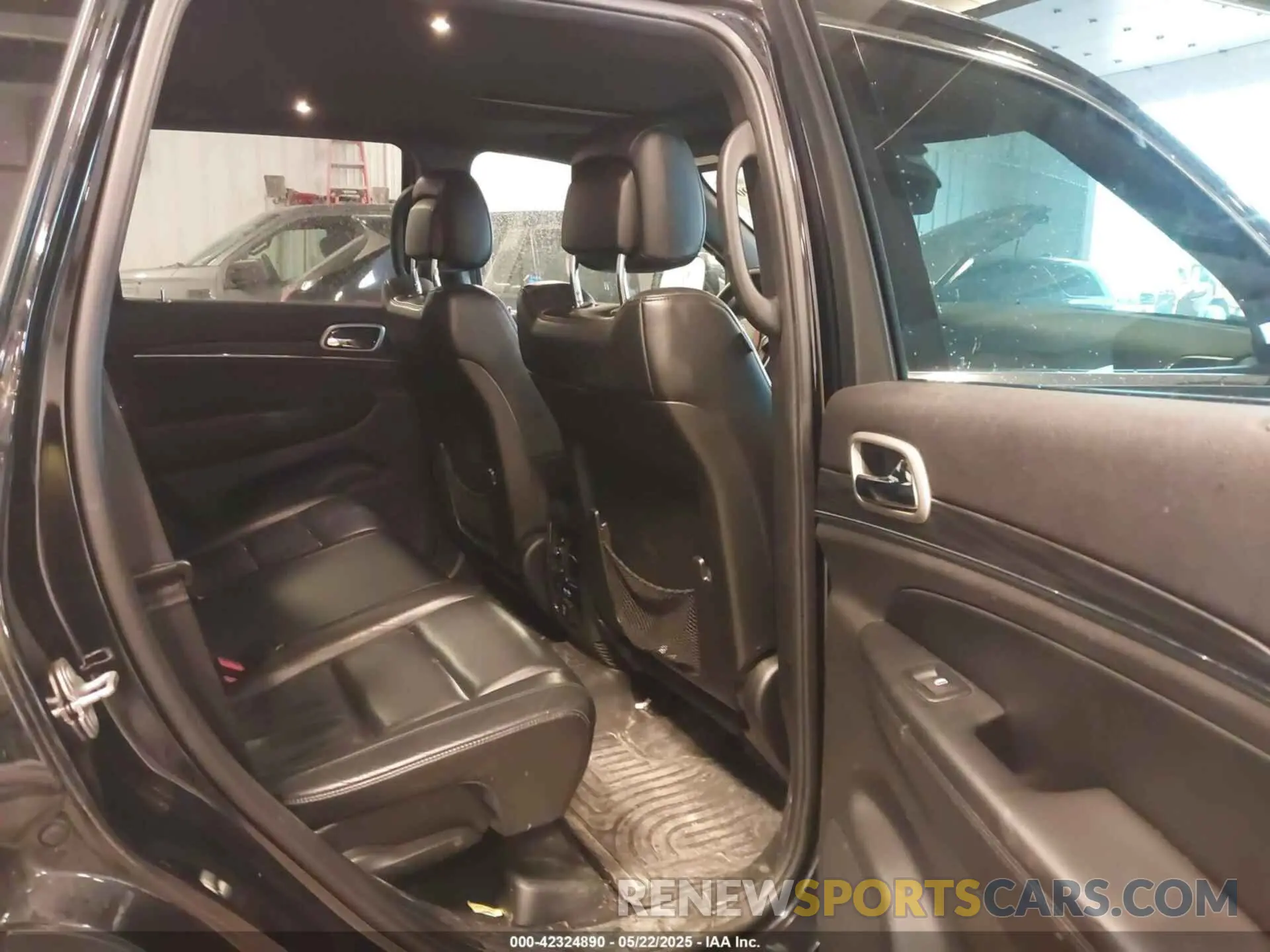 8 Photograph of a damaged car 1C4RJFBG5KC759942 JEEP GRAND CHEROKEE 2019