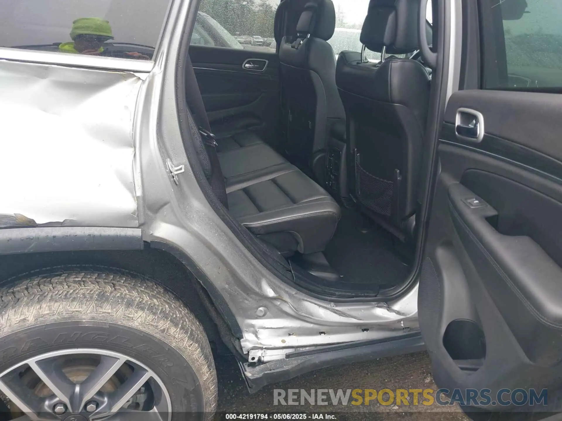 17 Photograph of a damaged car 1C4RJFBG5KC804474 JEEP GRAND CHEROKEE 2019