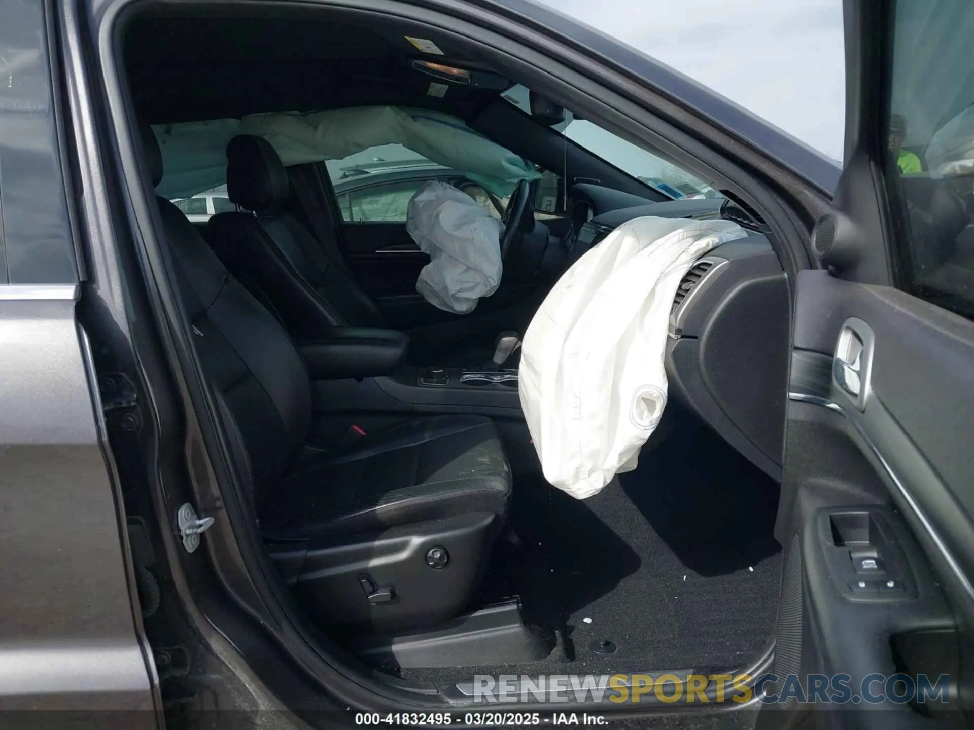 5 Photograph of a damaged car 1C4RJFBG5KC823767 JEEP GRAND CHEROKEE 2019