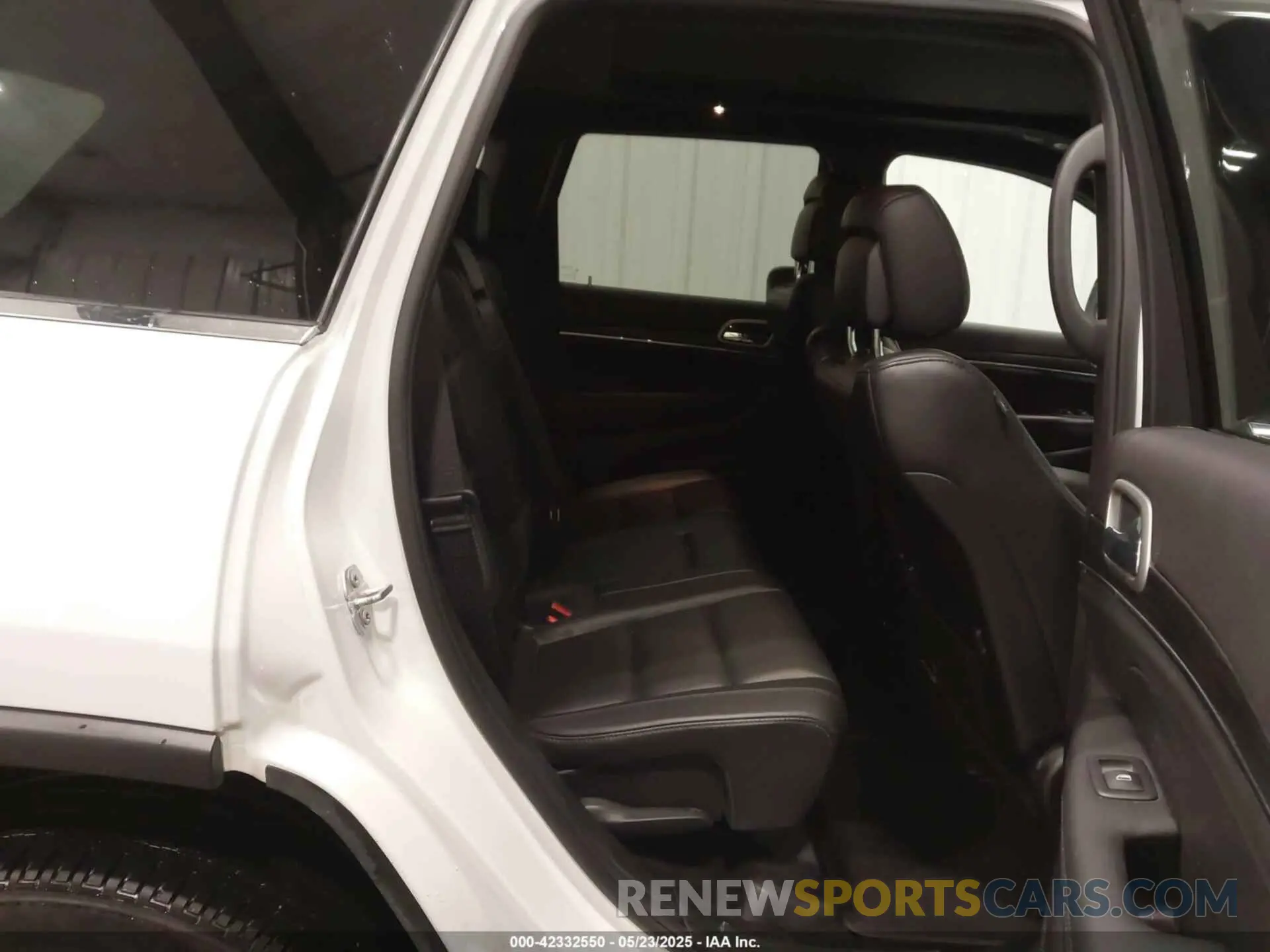 8 Photograph of a damaged car 1C4RJFBG6KC531688 JEEP GRAND CHEROKEE 2019