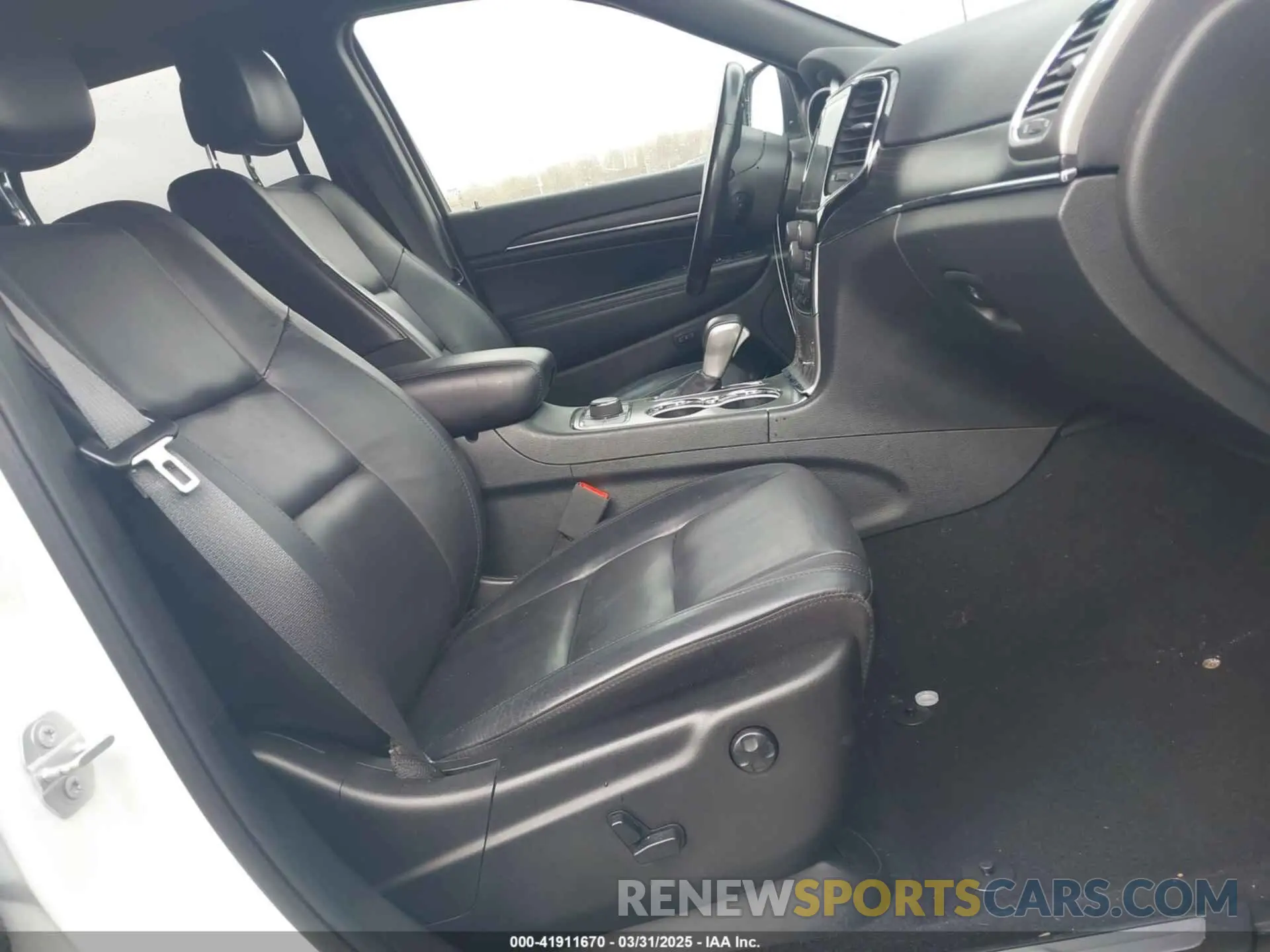 5 Photograph of a damaged car 1C4RJFBG6KC808162 JEEP GRAND CHEROKEE 2019