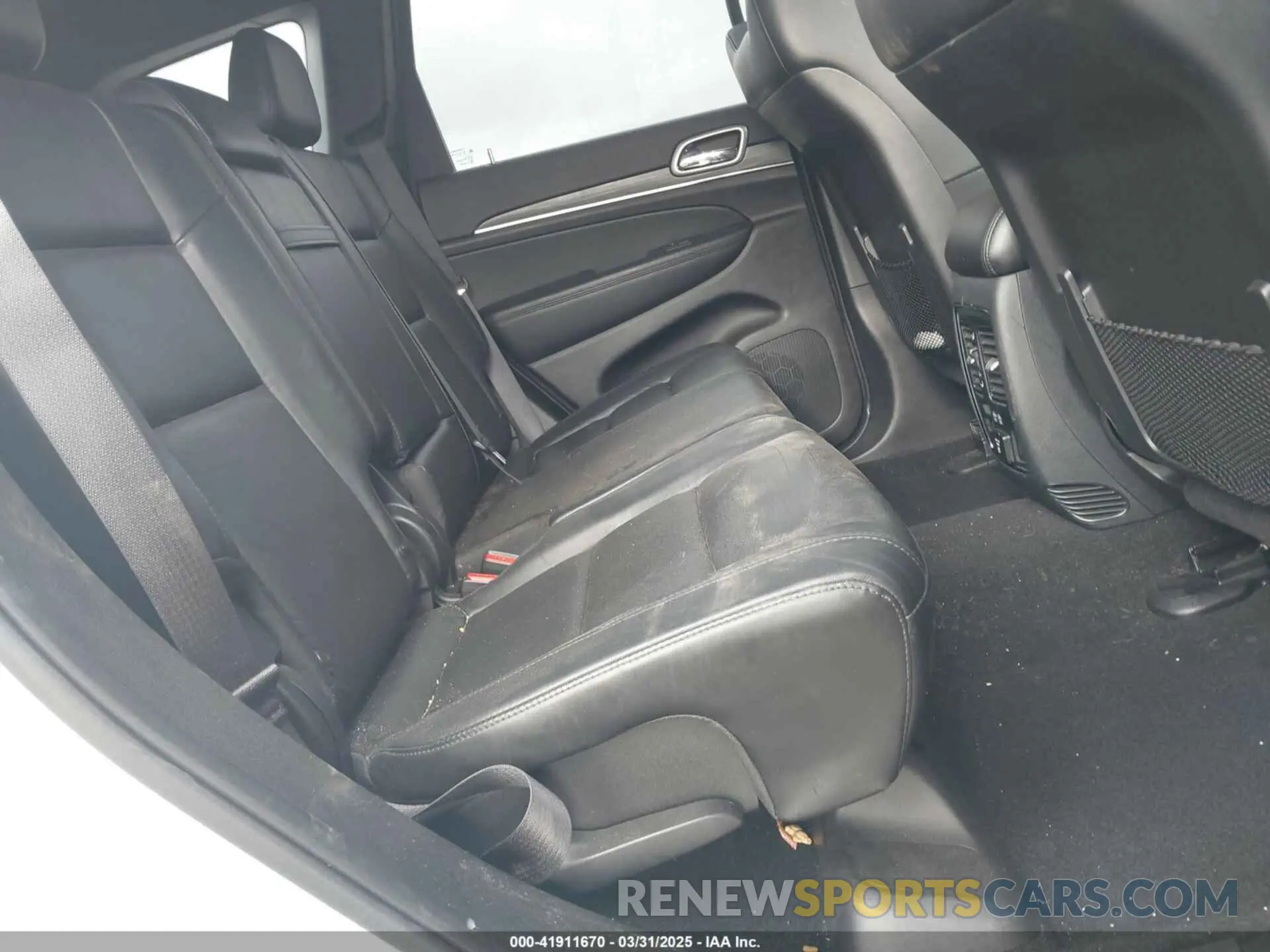 8 Photograph of a damaged car 1C4RJFBG6KC808162 JEEP GRAND CHEROKEE 2019