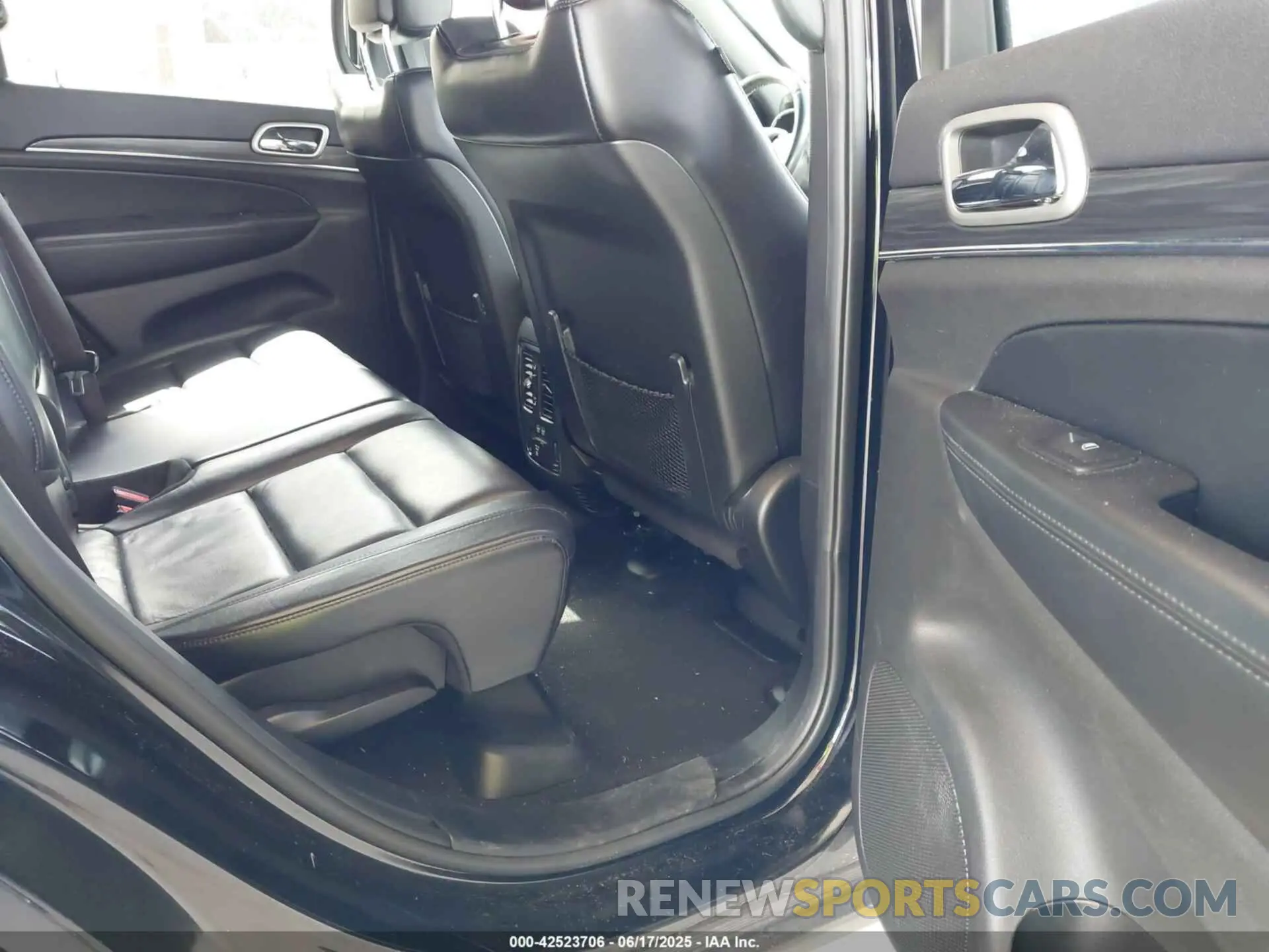 8 Photograph of a damaged car 1C4RJFBG7KC711908 JEEP GRAND CHEROKEE 2019