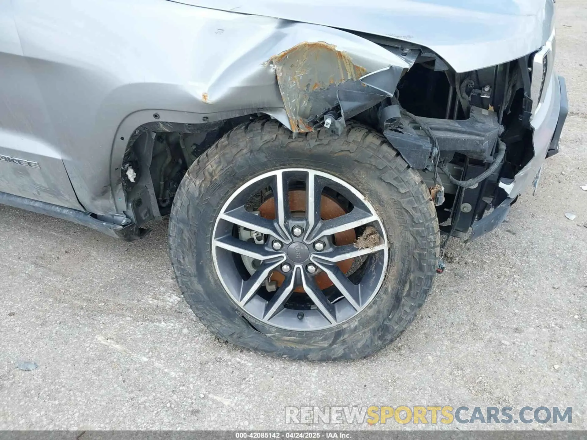 6 Photograph of a damaged car 1C4RJFBG7KC734850 JEEP GRAND CHEROKEE 2019