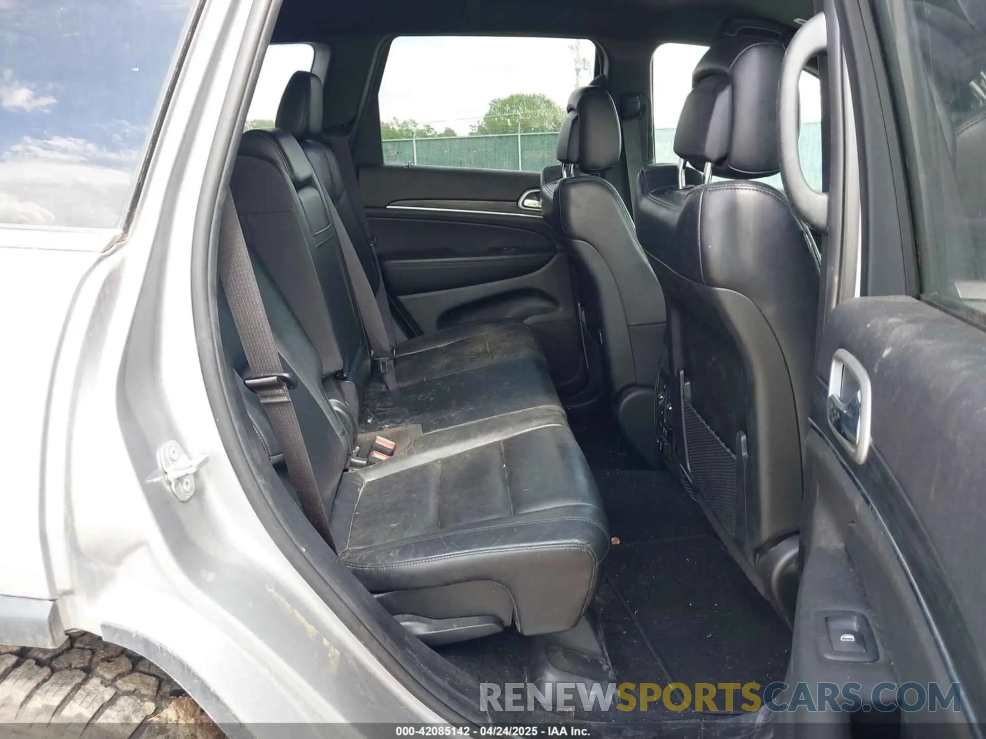 8 Photograph of a damaged car 1C4RJFBG7KC734850 JEEP GRAND CHEROKEE 2019