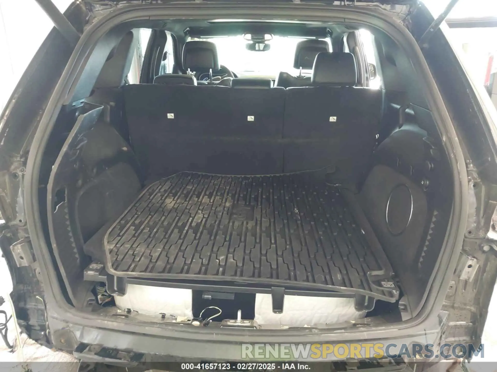 18 Photograph of a damaged car 1C4RJFBG7KC748831 JEEP GRAND CHEROKEE 2019