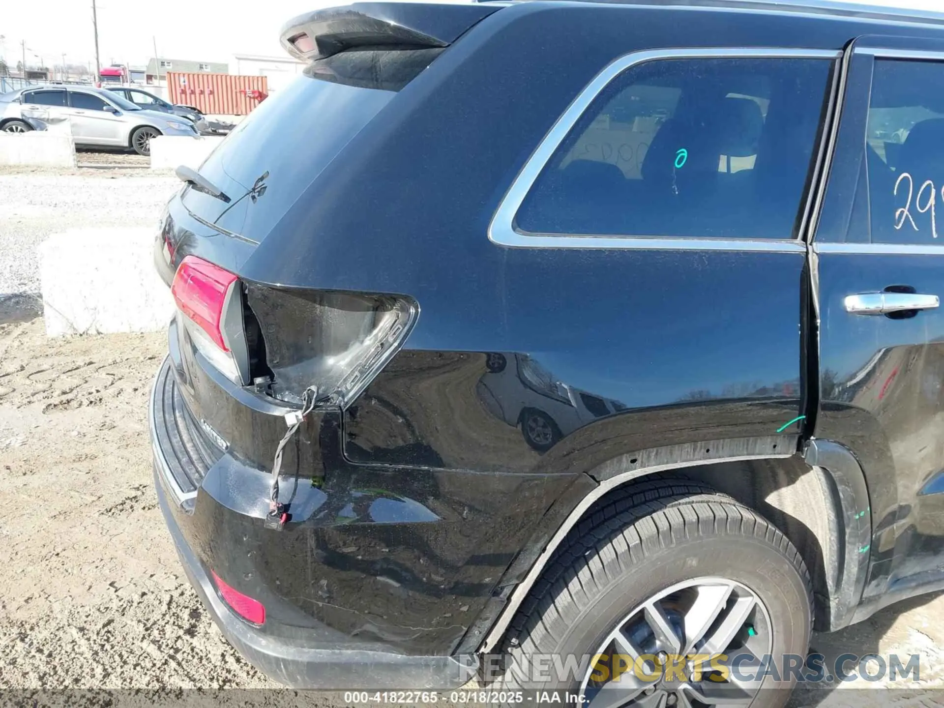 19 Photograph of a damaged car 1C4RJFBG7KC782834 JEEP GRAND CHEROKEE 2019