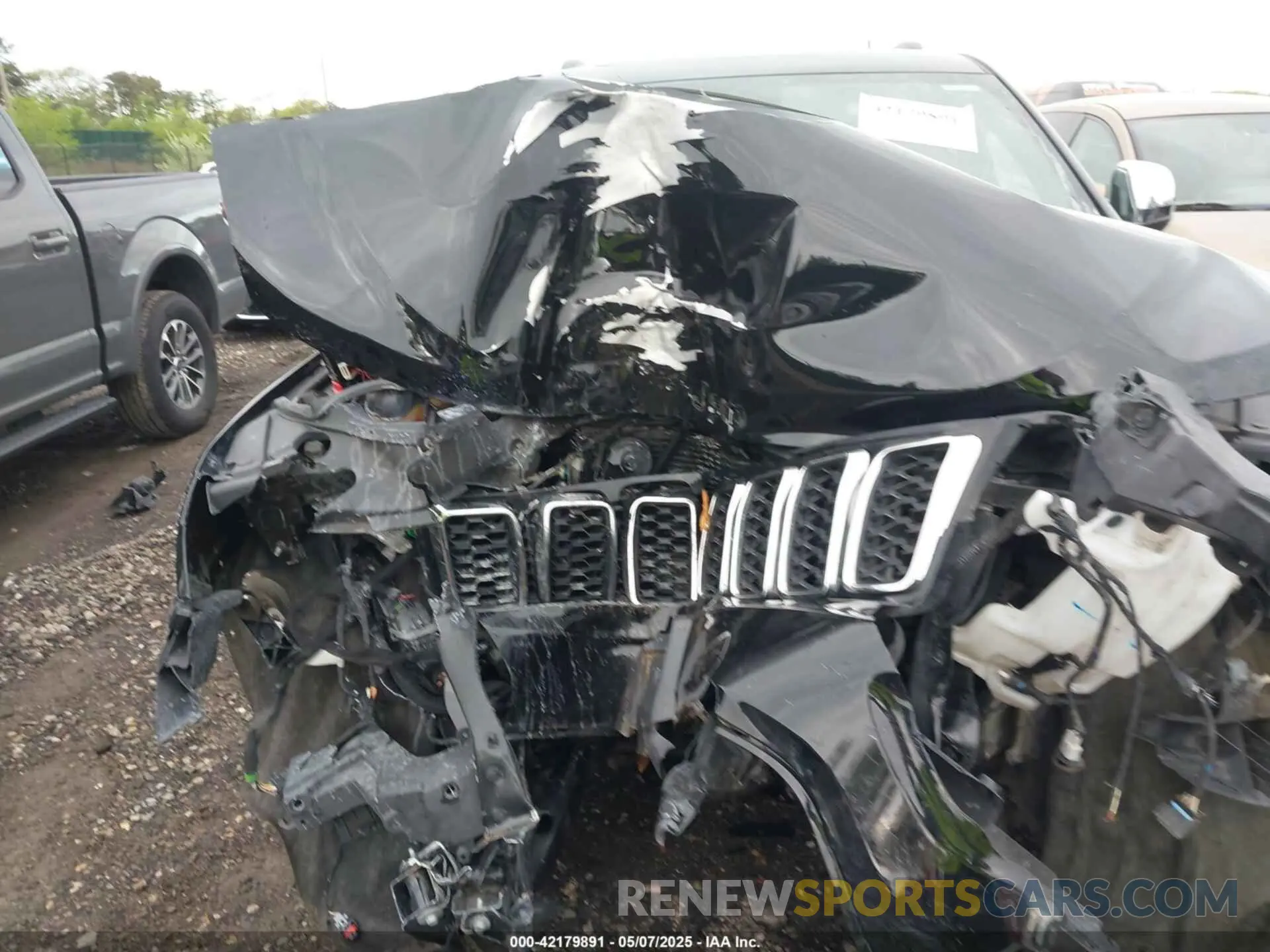 10 Photograph of a damaged car 1C4RJFBG7KC815704 JEEP GRAND CHEROKEE 2019