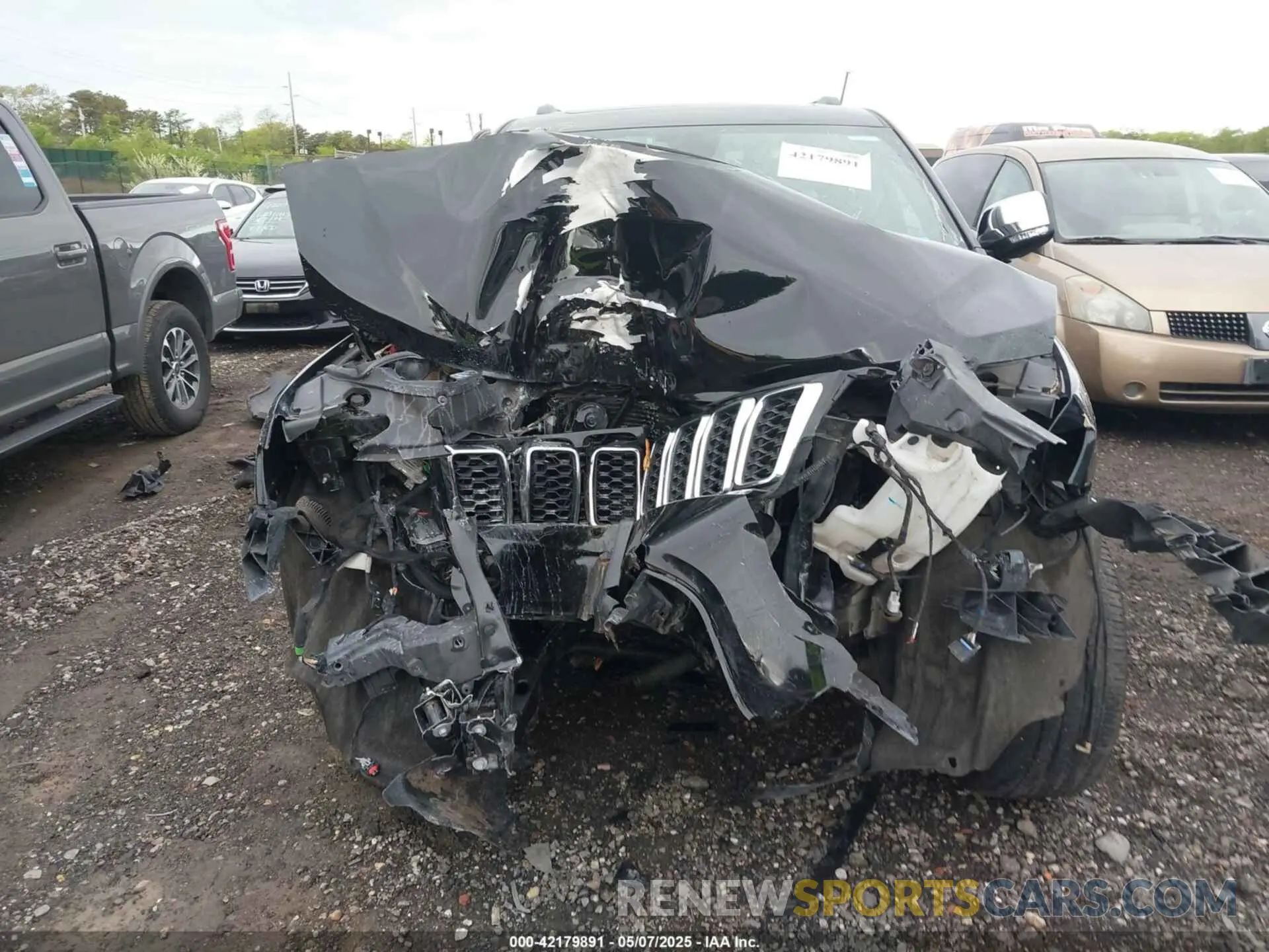 12 Photograph of a damaged car 1C4RJFBG7KC815704 JEEP GRAND CHEROKEE 2019