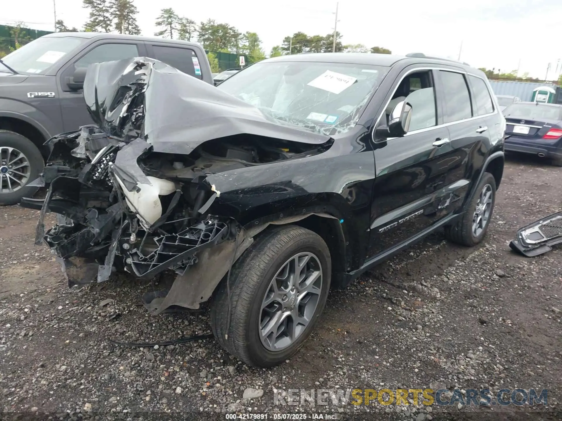 2 Photograph of a damaged car 1C4RJFBG7KC815704 JEEP GRAND CHEROKEE 2019