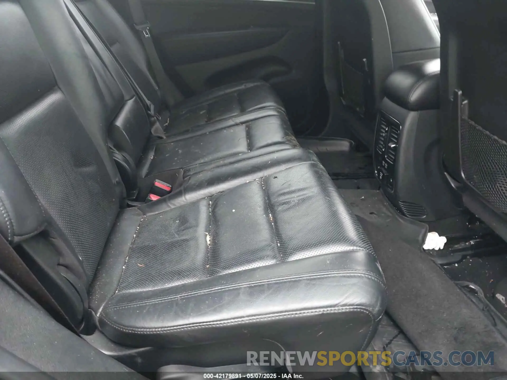 8 Photograph of a damaged car 1C4RJFBG7KC815704 JEEP GRAND CHEROKEE 2019