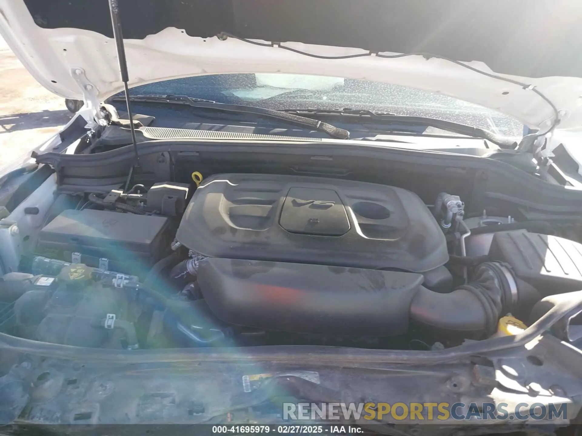 10 Photograph of a damaged car 1C4RJFBG8KC784527 JEEP GRAND CHEROKEE 2019