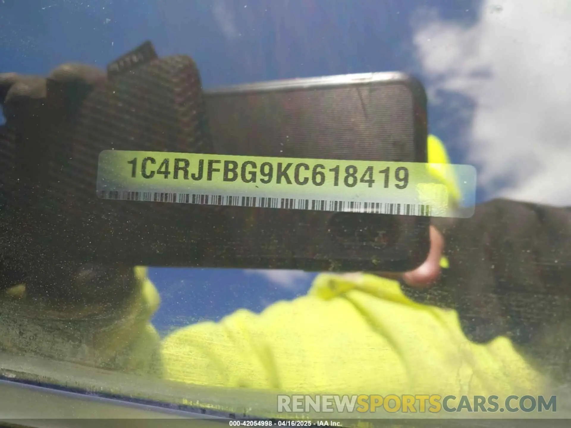 9 Photograph of a damaged car 1C4RJFBG9KC618419 JEEP GRAND CHEROKEE 2019