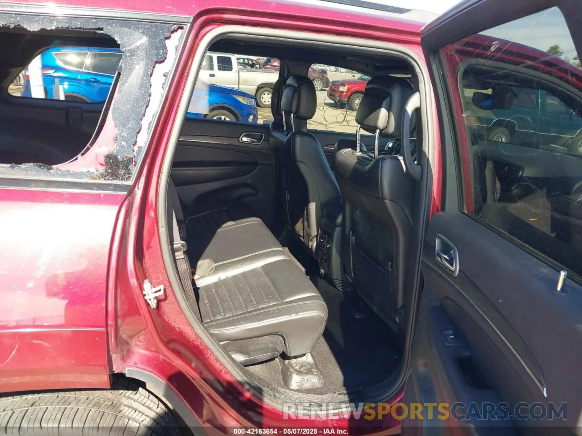 8 Photograph of a damaged car 1C4RJFBG9KC678135 JEEP GRAND CHEROKEE 2019