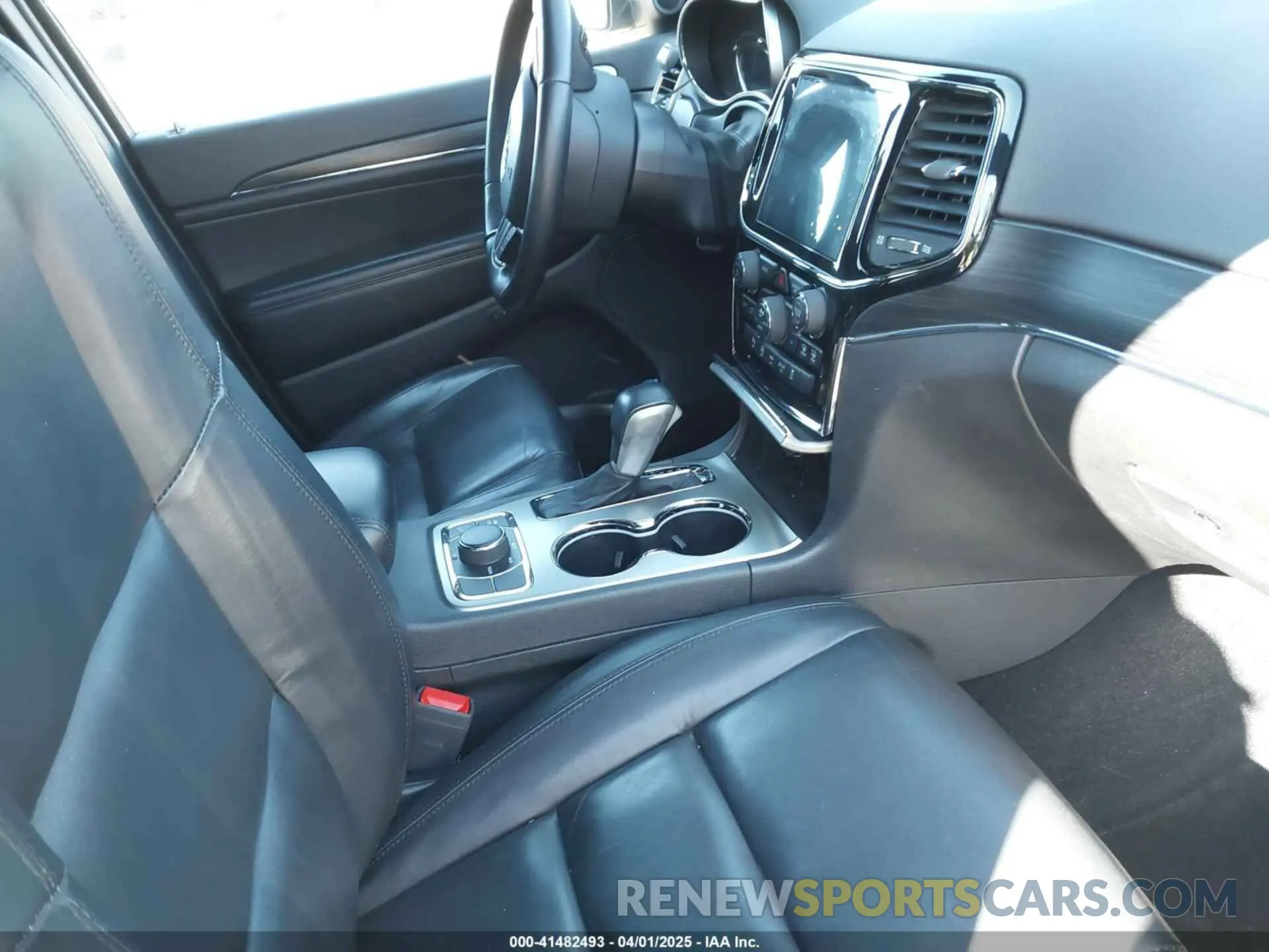 5 Photograph of a damaged car 1C4RJFBGXKC667340 JEEP GRAND CHEROKEE 2019