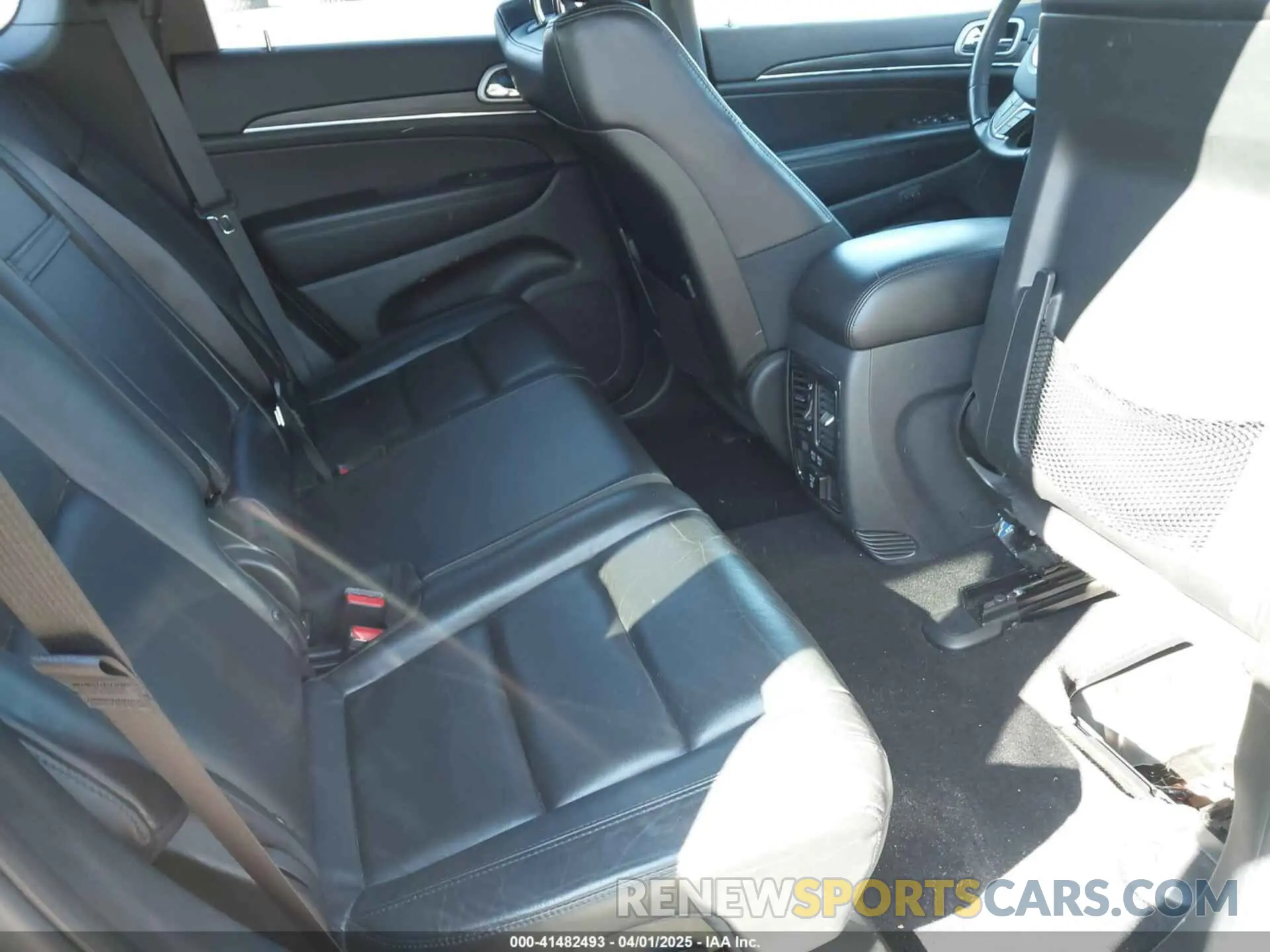 8 Photograph of a damaged car 1C4RJFBGXKC667340 JEEP GRAND CHEROKEE 2019