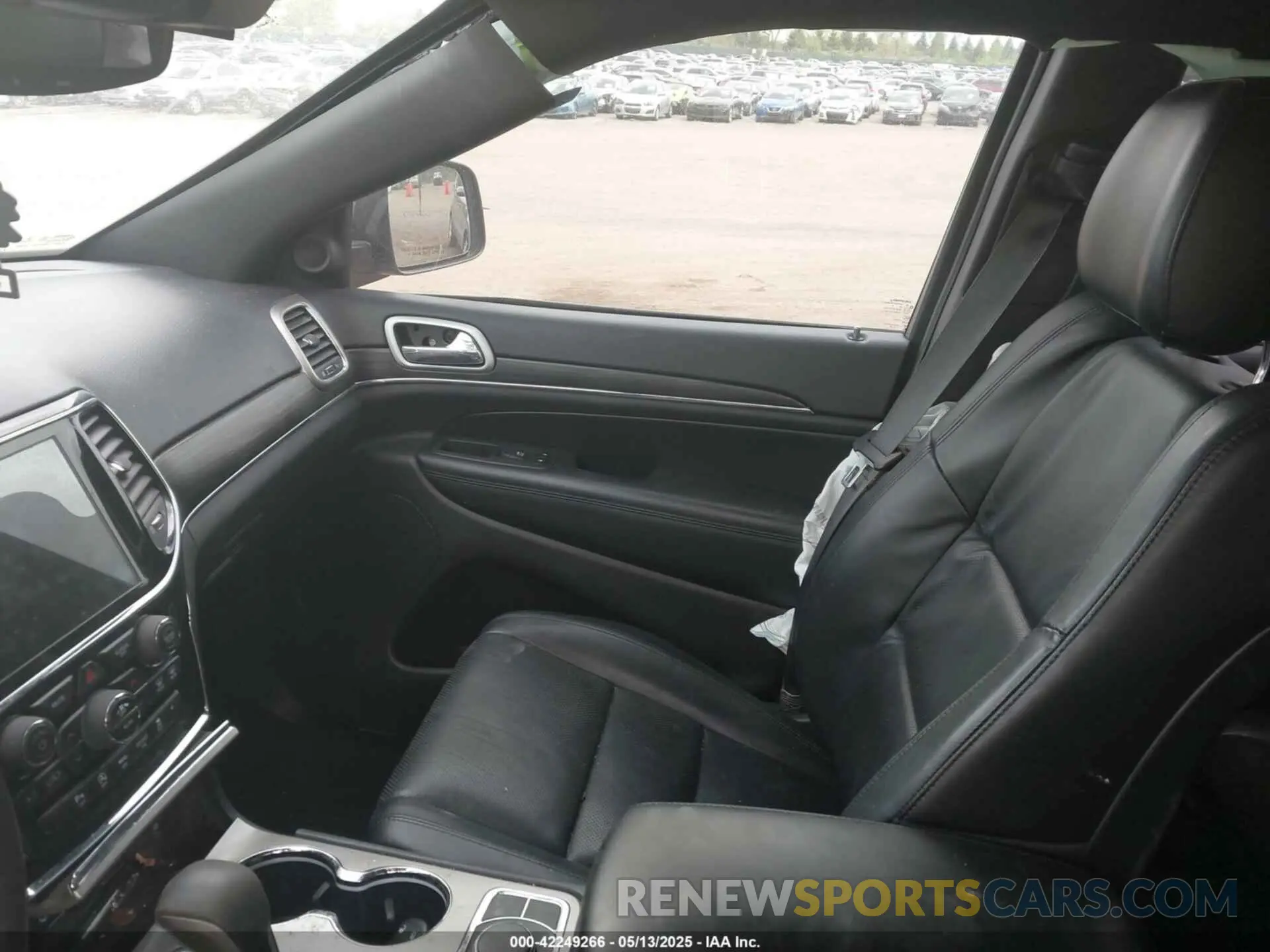 5 Photograph of a damaged car 1C4RJFBGXKC786215 JEEP GRAND CHEROKEE 2019