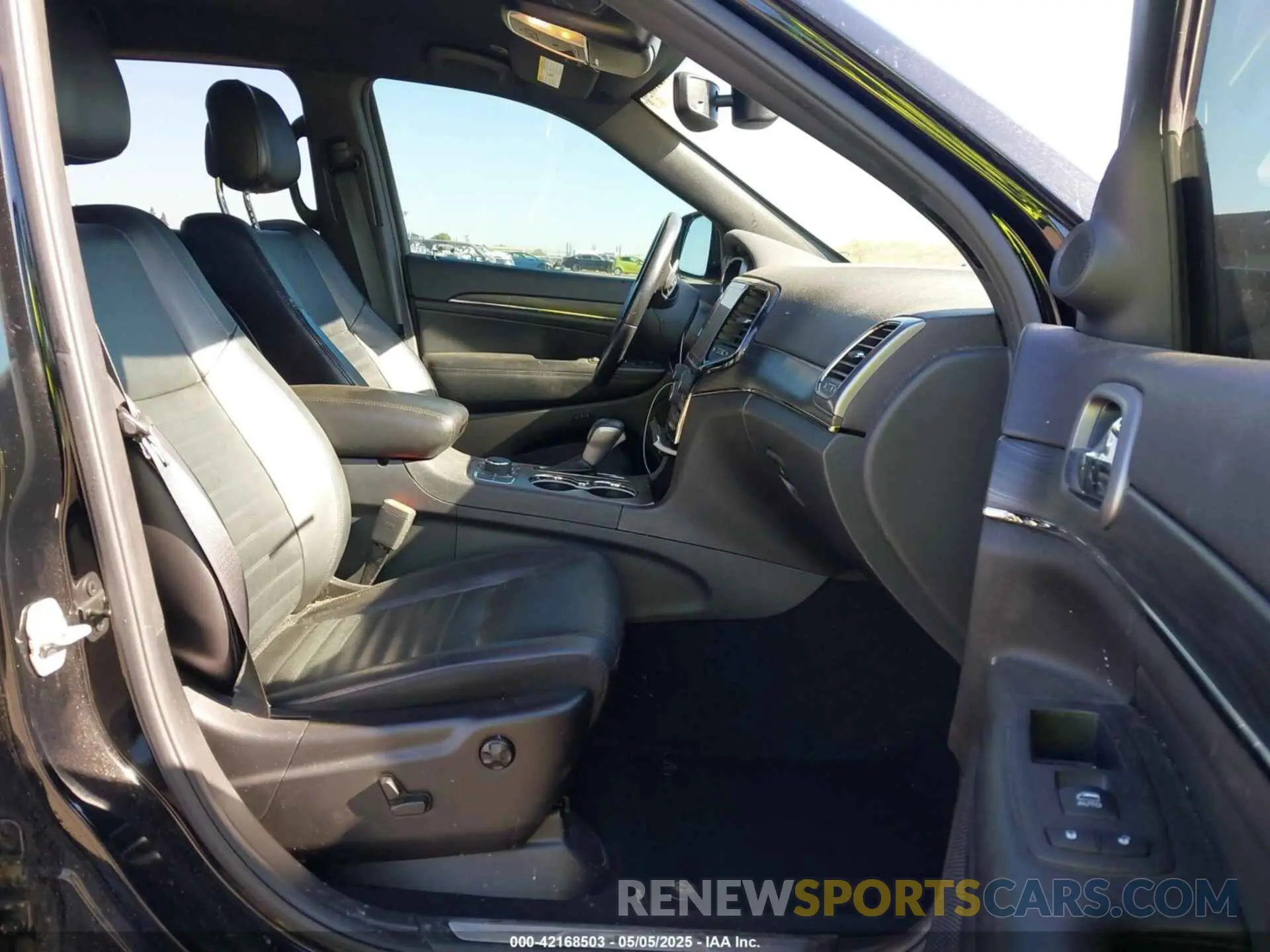 5 Photograph of a damaged car 1C4RJFBGXKC842475 JEEP GRAND CHEROKEE 2019