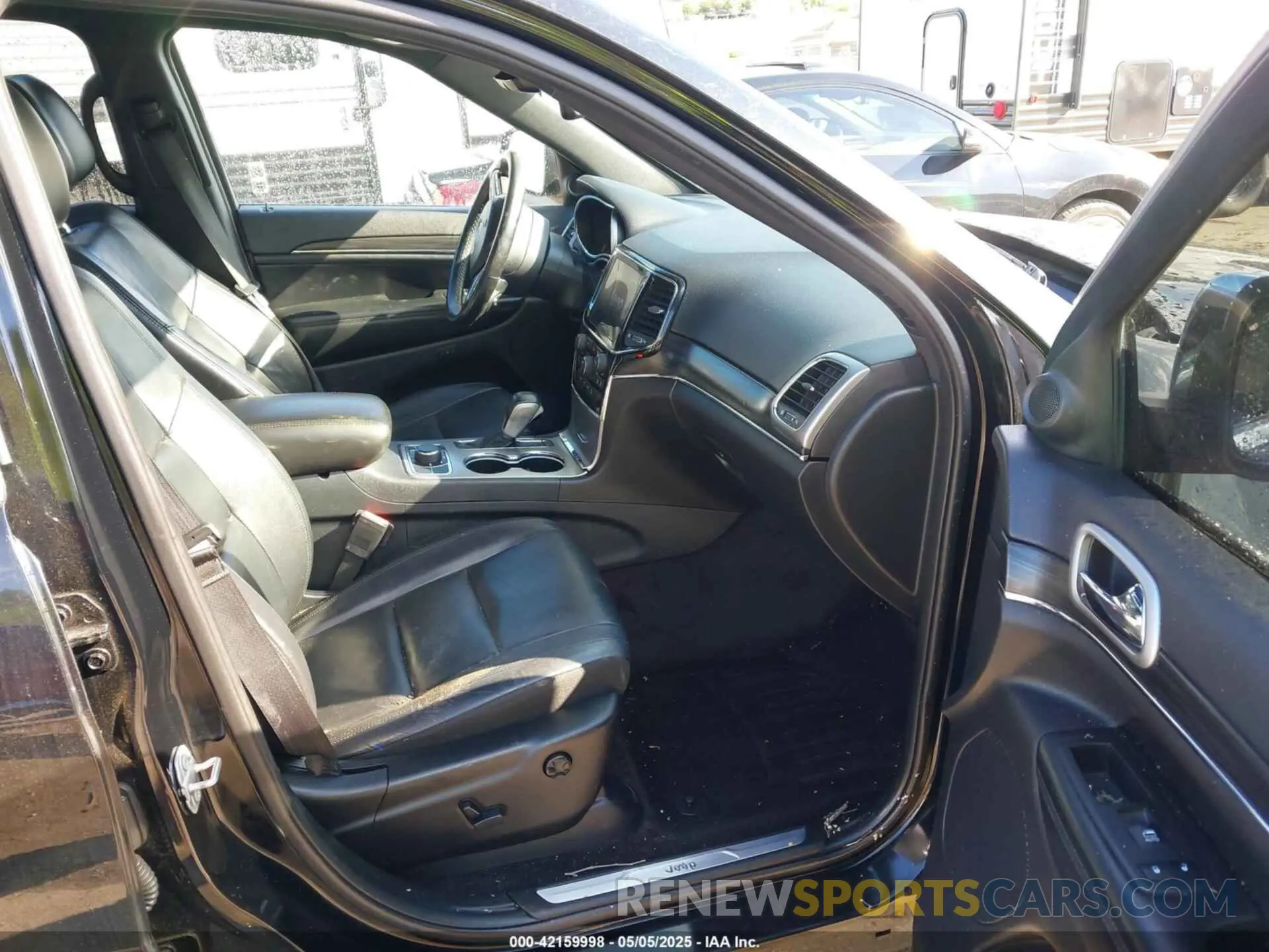 5 Photograph of a damaged car 1C4RJFBT9KC610351 JEEP GRAND CHEROKEE 2019