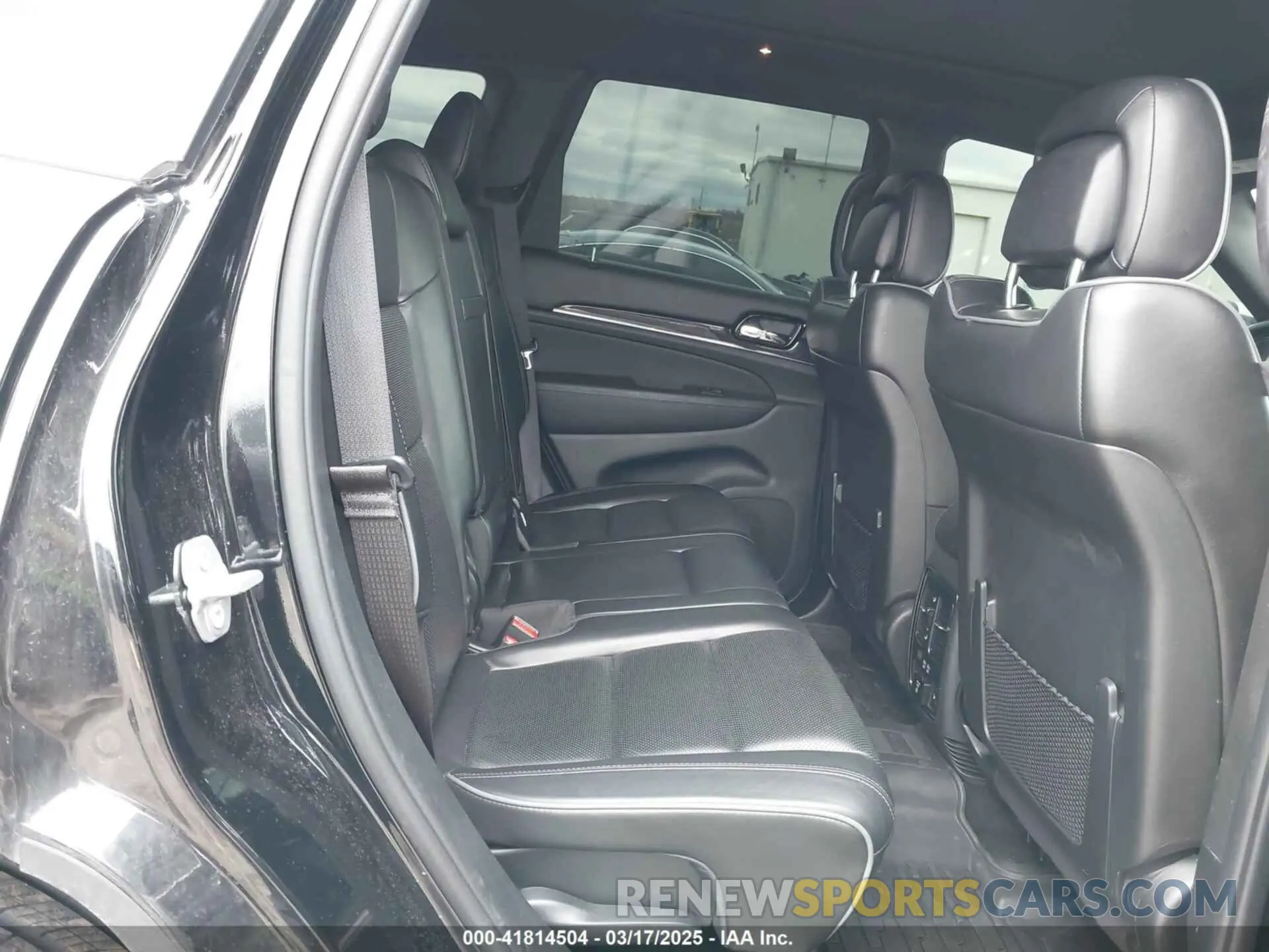8 Photograph of a damaged car 1C4RJFCG0KC554110 JEEP GRAND CHEROKEE 2019