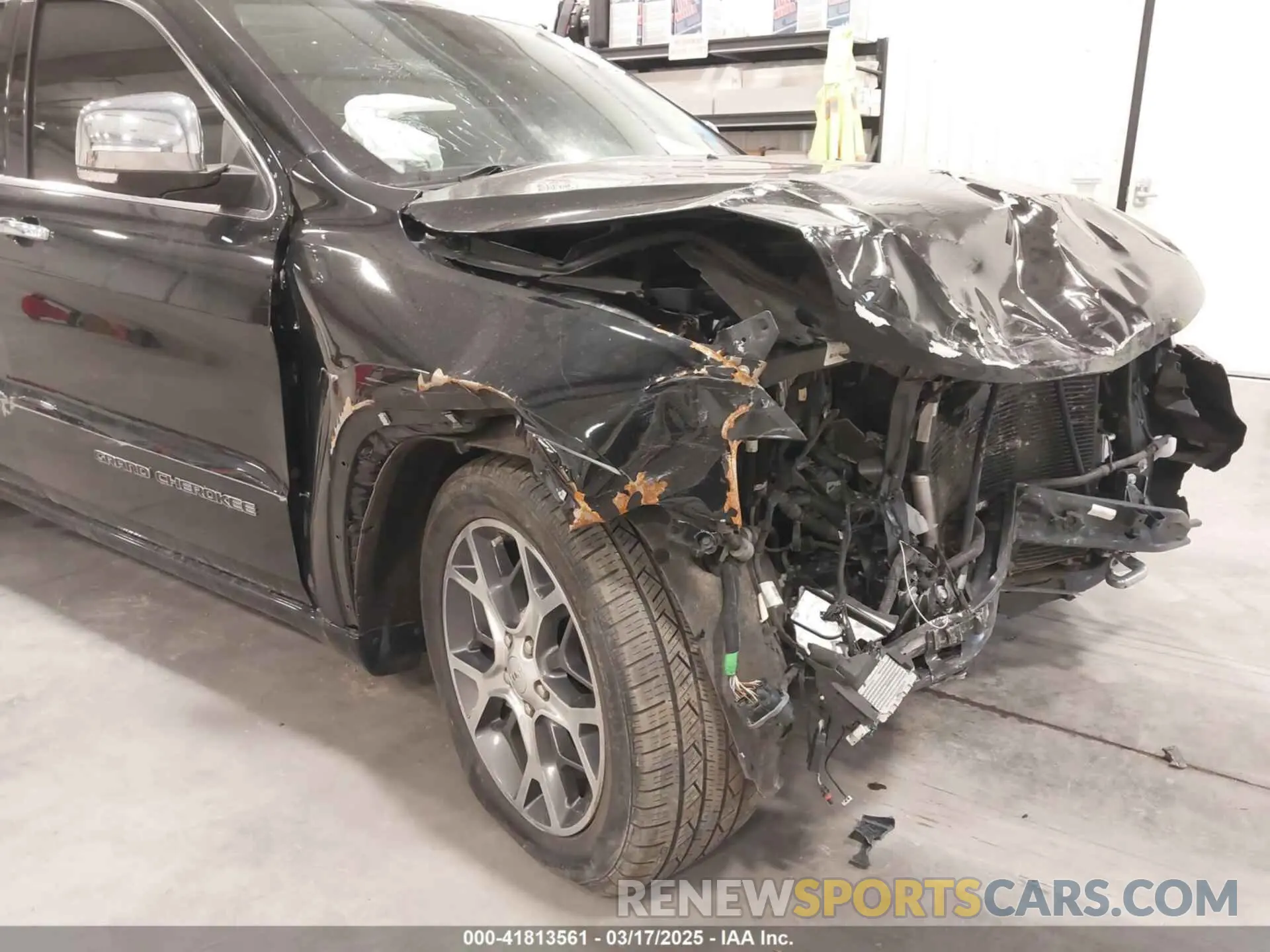 16 Photograph of a damaged car 1C4RJFCG7KC709686 JEEP GRAND CHEROKEE 2019