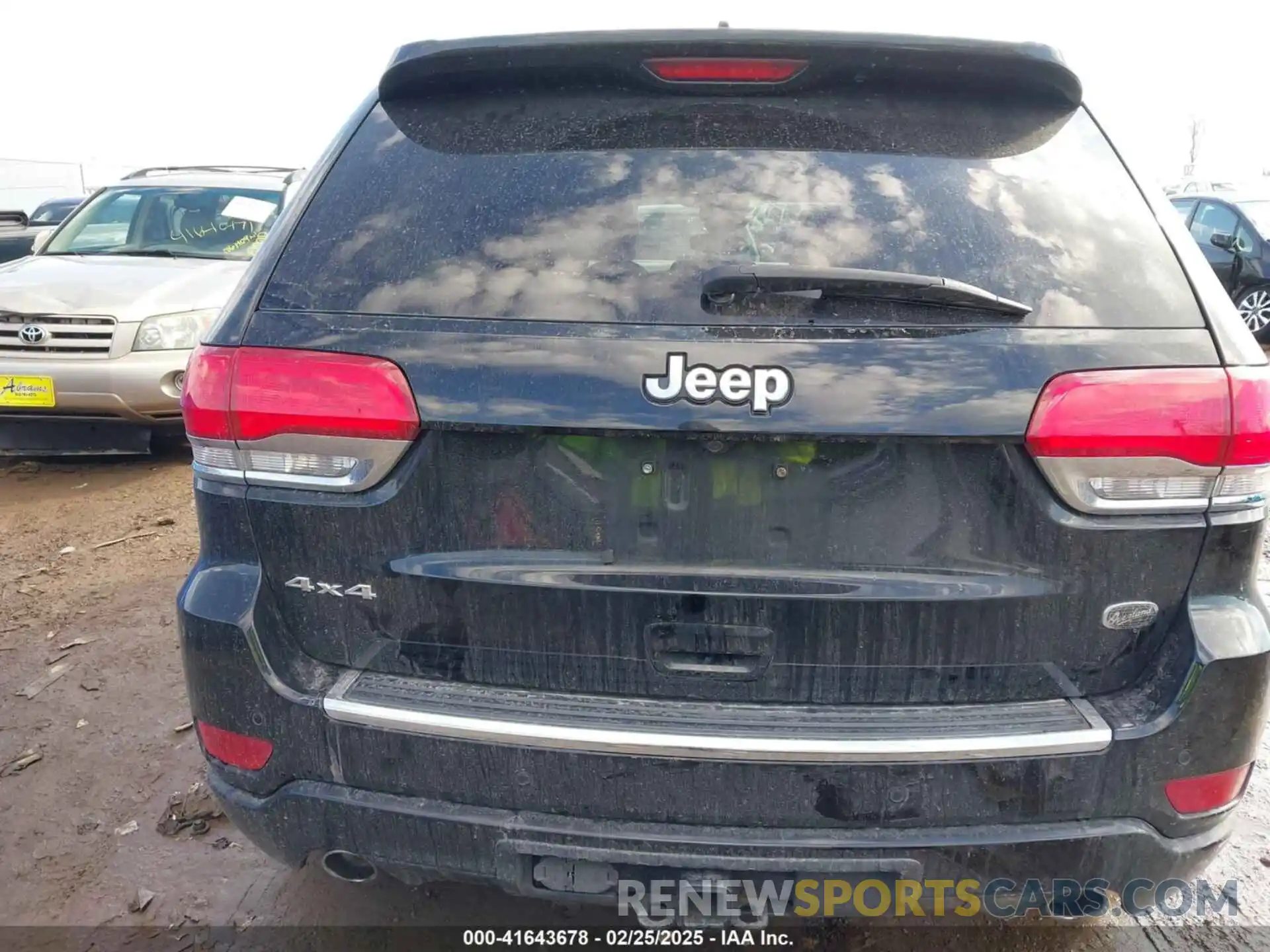 17 Photograph of a damaged car 1C4RJFCGXKC688543 JEEP GRAND CHEROKEE 2019