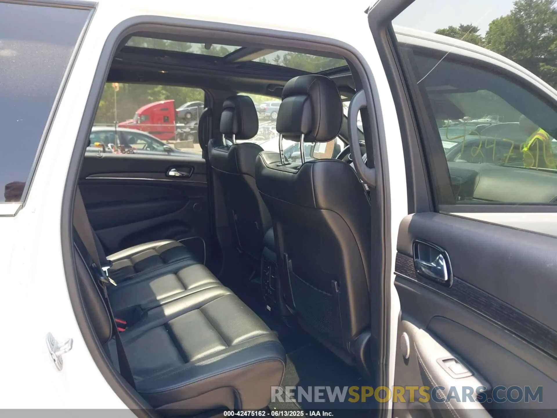 8 Photograph of a damaged car 1C4RJFCGXKC703722 JEEP GRAND CHEROKEE 2019
