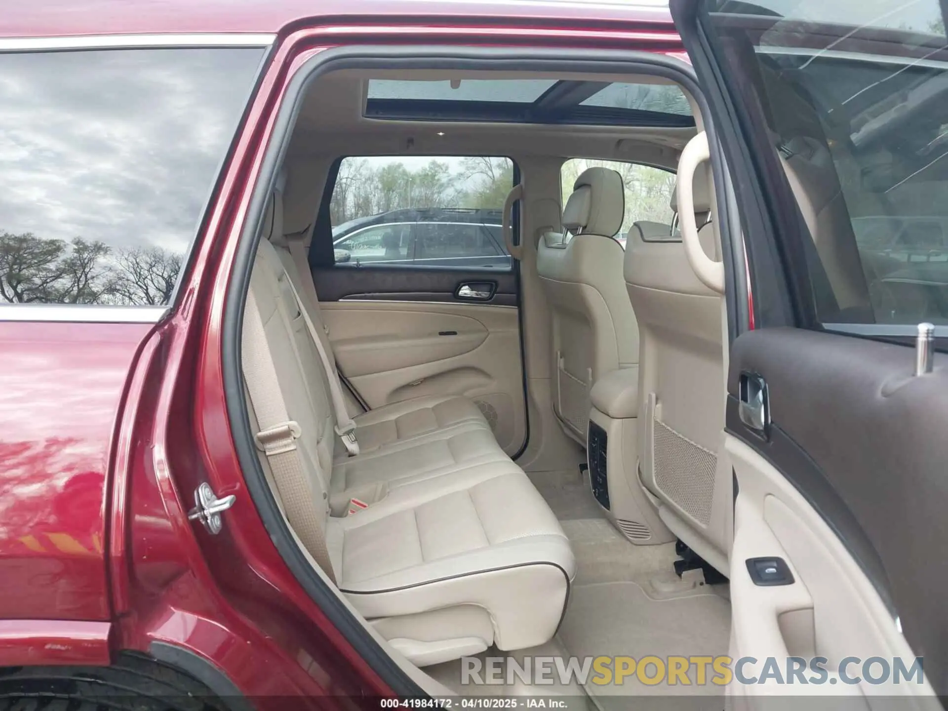 8 Photograph of a damaged car 1C4RJFCT3KC621988 JEEP GRAND CHEROKEE 2019