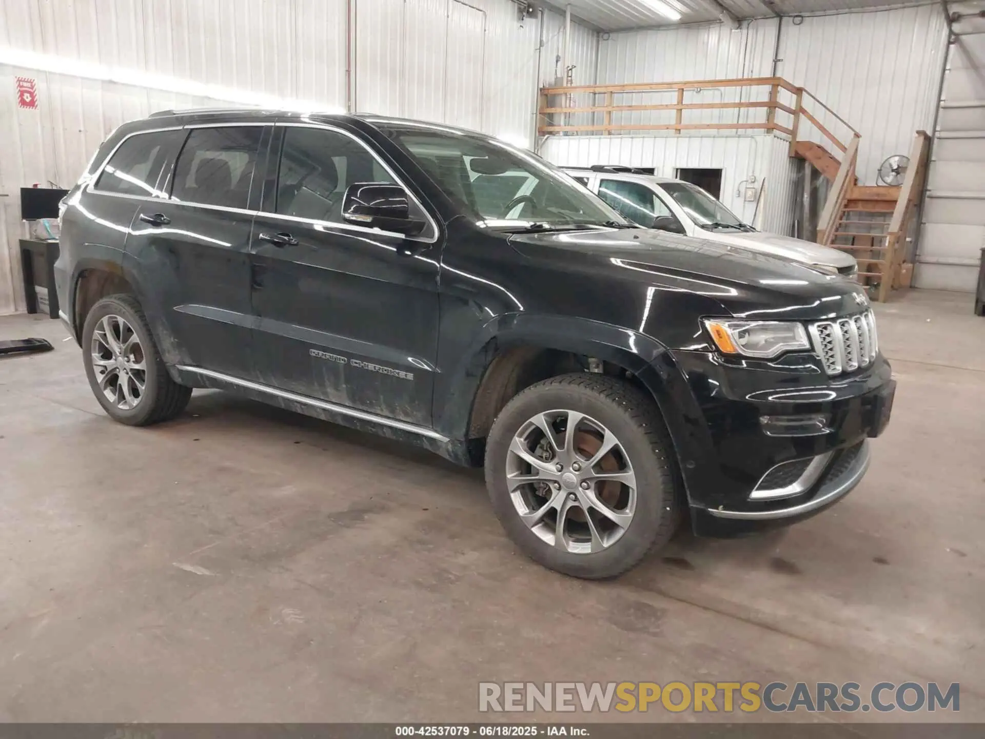 1 Photograph of a damaged car 1C4RJFJT5KC635961 JEEP GRAND CHEROKEE 2019