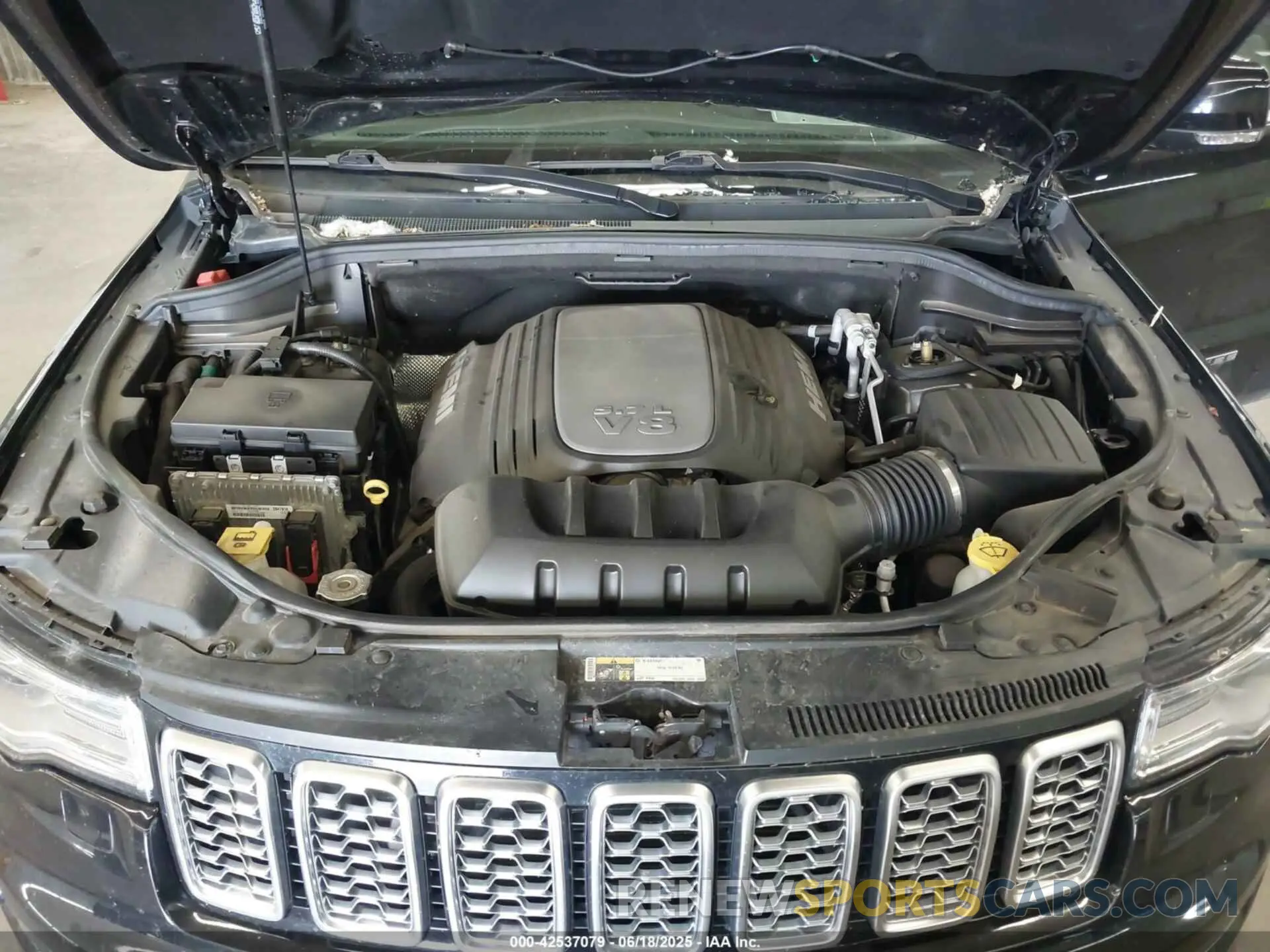 10 Photograph of a damaged car 1C4RJFJT5KC635961 JEEP GRAND CHEROKEE 2019