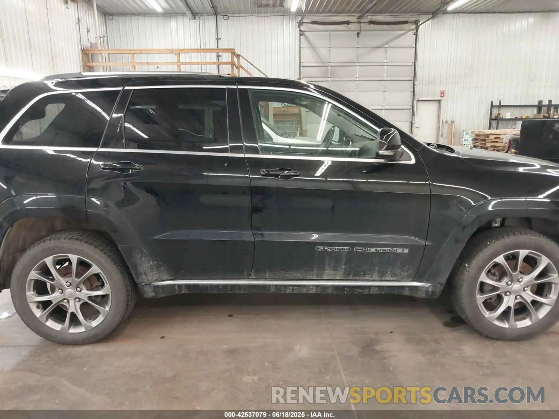 14 Photograph of a damaged car 1C4RJFJT5KC635961 JEEP GRAND CHEROKEE 2019