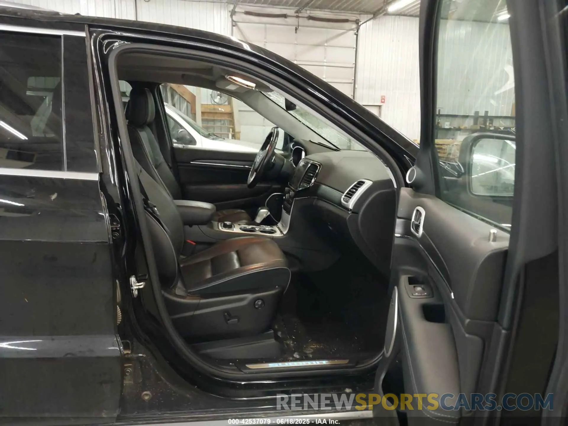 5 Photograph of a damaged car 1C4RJFJT5KC635961 JEEP GRAND CHEROKEE 2019
