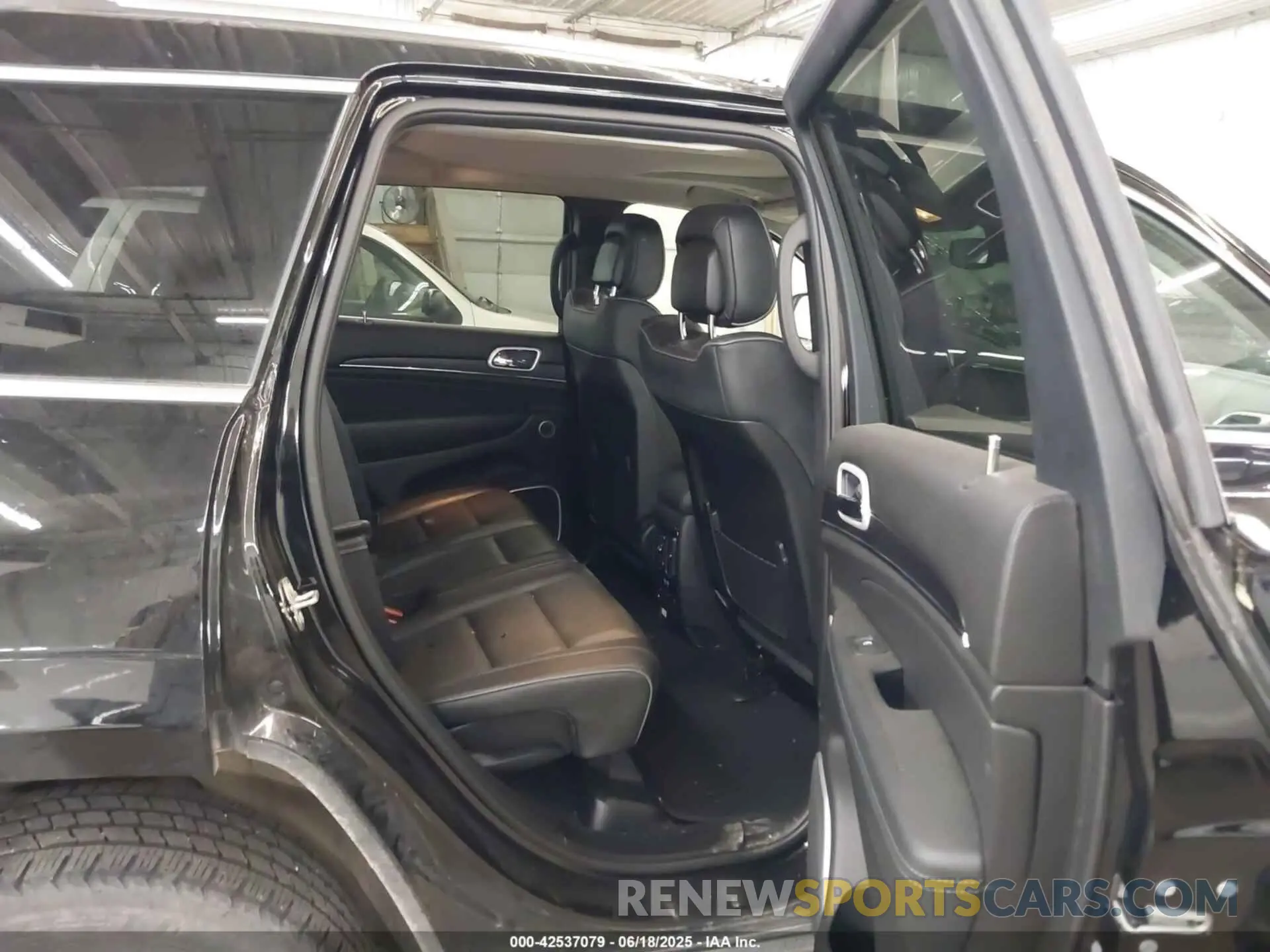 8 Photograph of a damaged car 1C4RJFJT5KC635961 JEEP GRAND CHEROKEE 2019