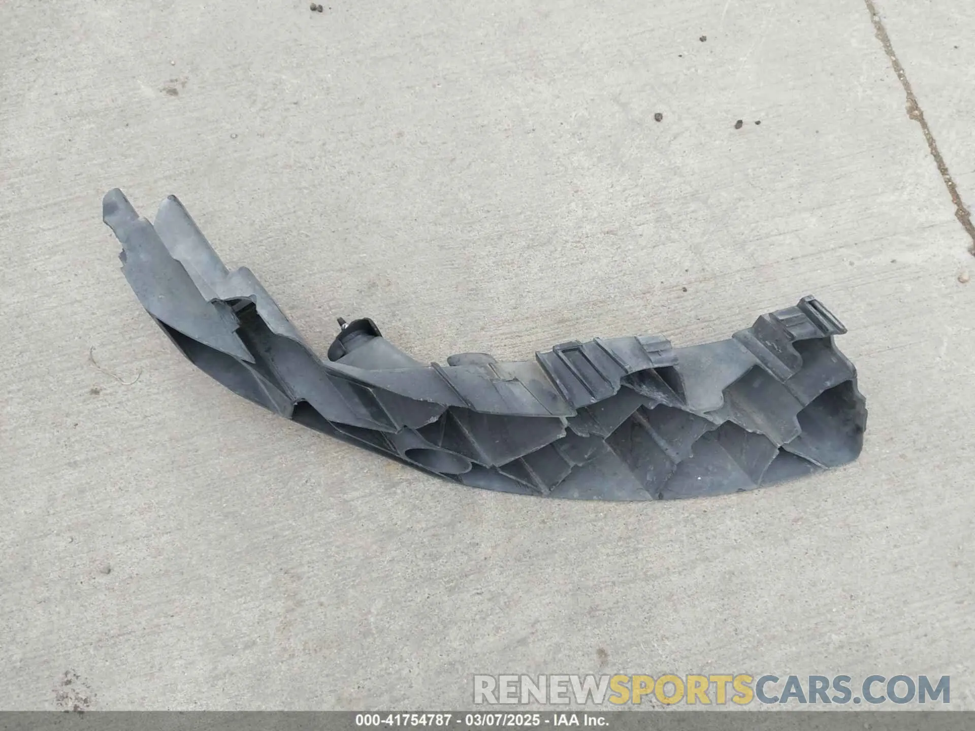 12 Photograph of a damaged car 1C4RJFLG0KC837817 JEEP GRAND CHEROKEE 2019