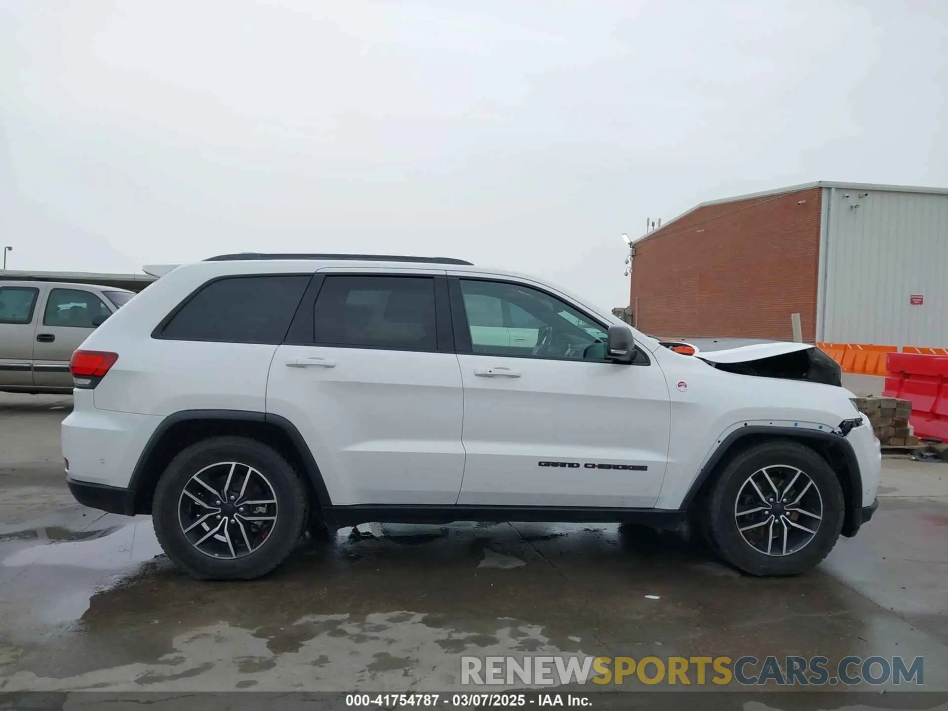 14 Photograph of a damaged car 1C4RJFLG0KC837817 JEEP GRAND CHEROKEE 2019