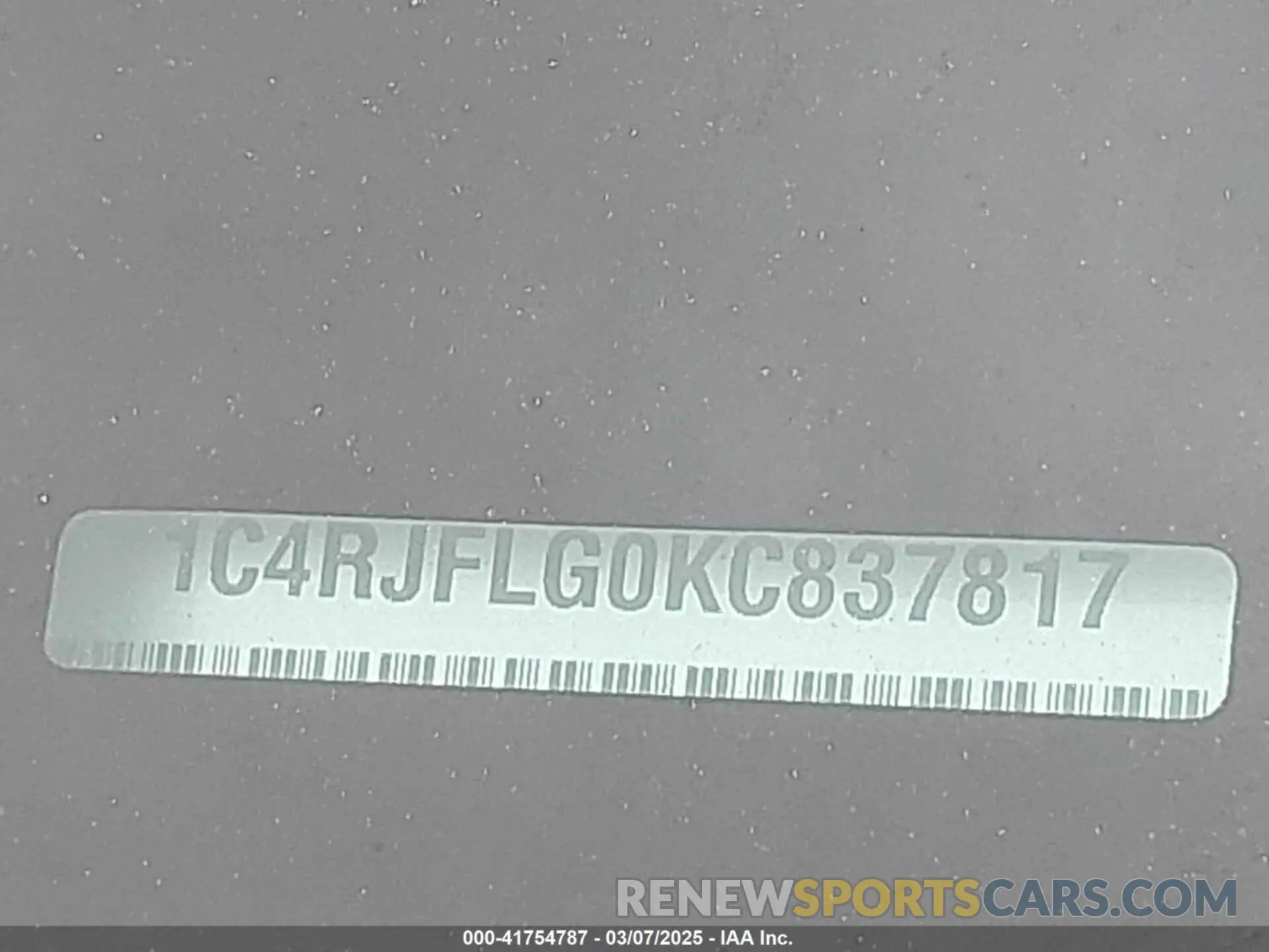 18 Photograph of a damaged car 1C4RJFLG0KC837817 JEEP GRAND CHEROKEE 2019
