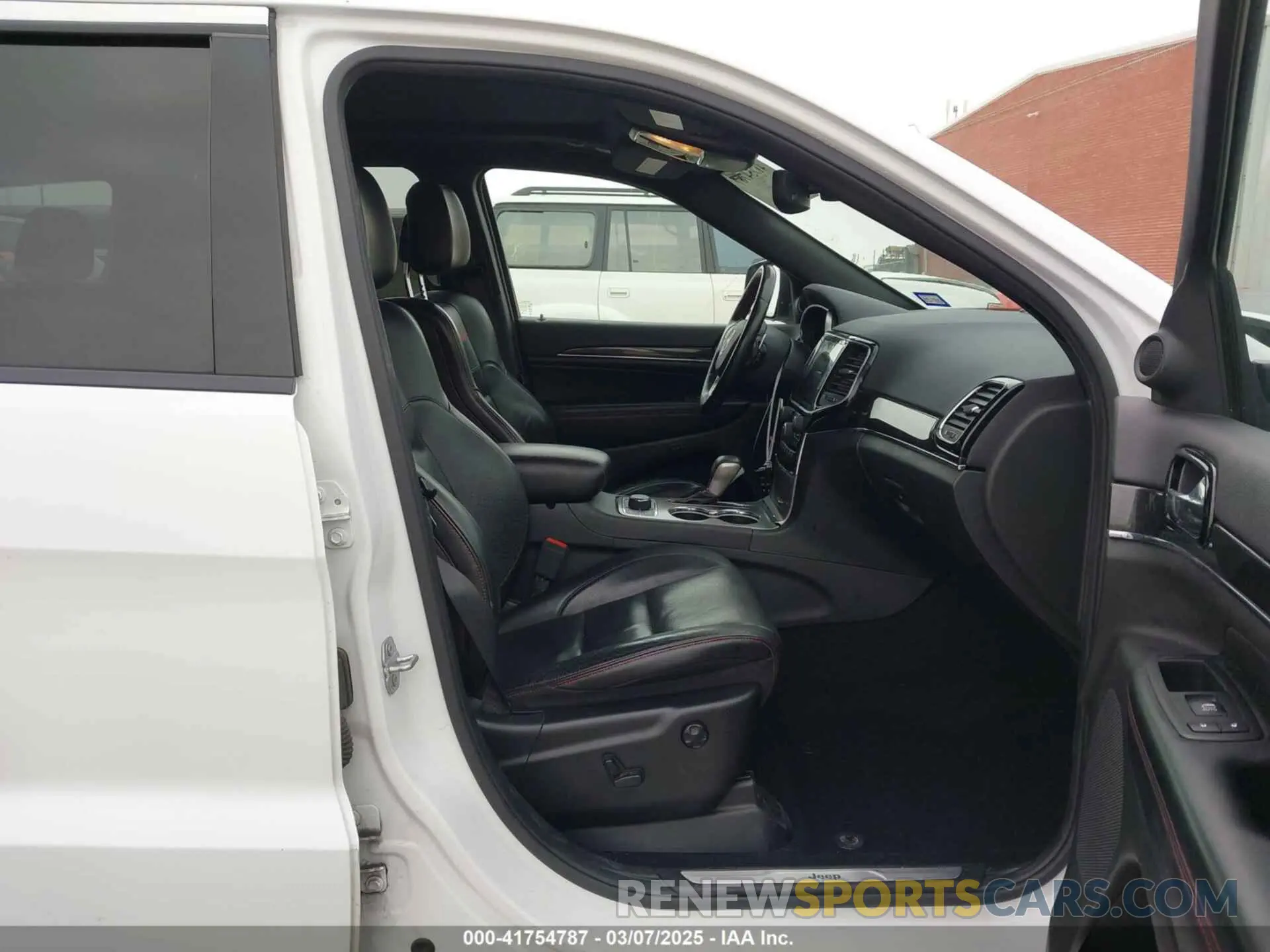5 Photograph of a damaged car 1C4RJFLG0KC837817 JEEP GRAND CHEROKEE 2019