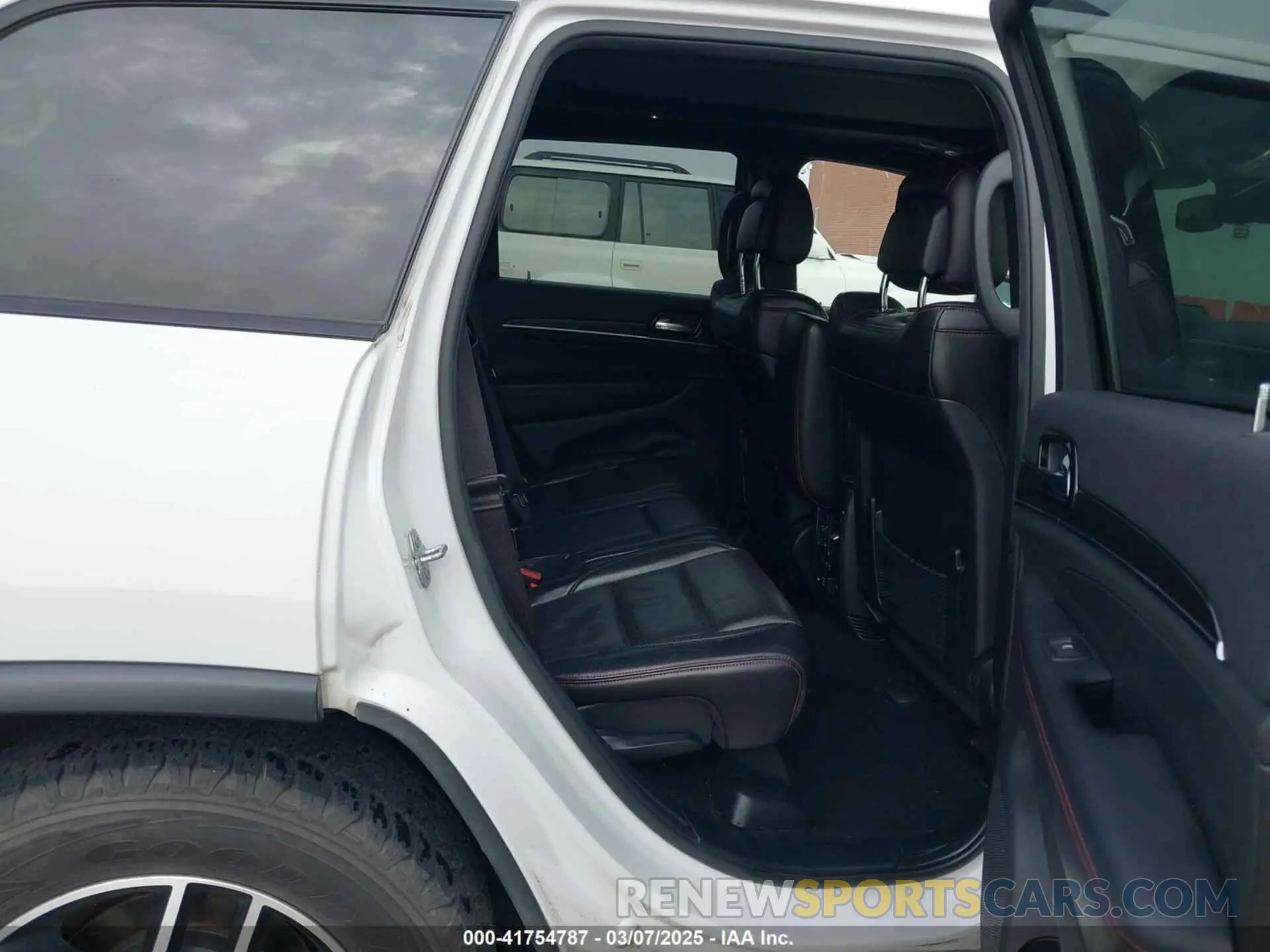 8 Photograph of a damaged car 1C4RJFLG0KC837817 JEEP GRAND CHEROKEE 2019
