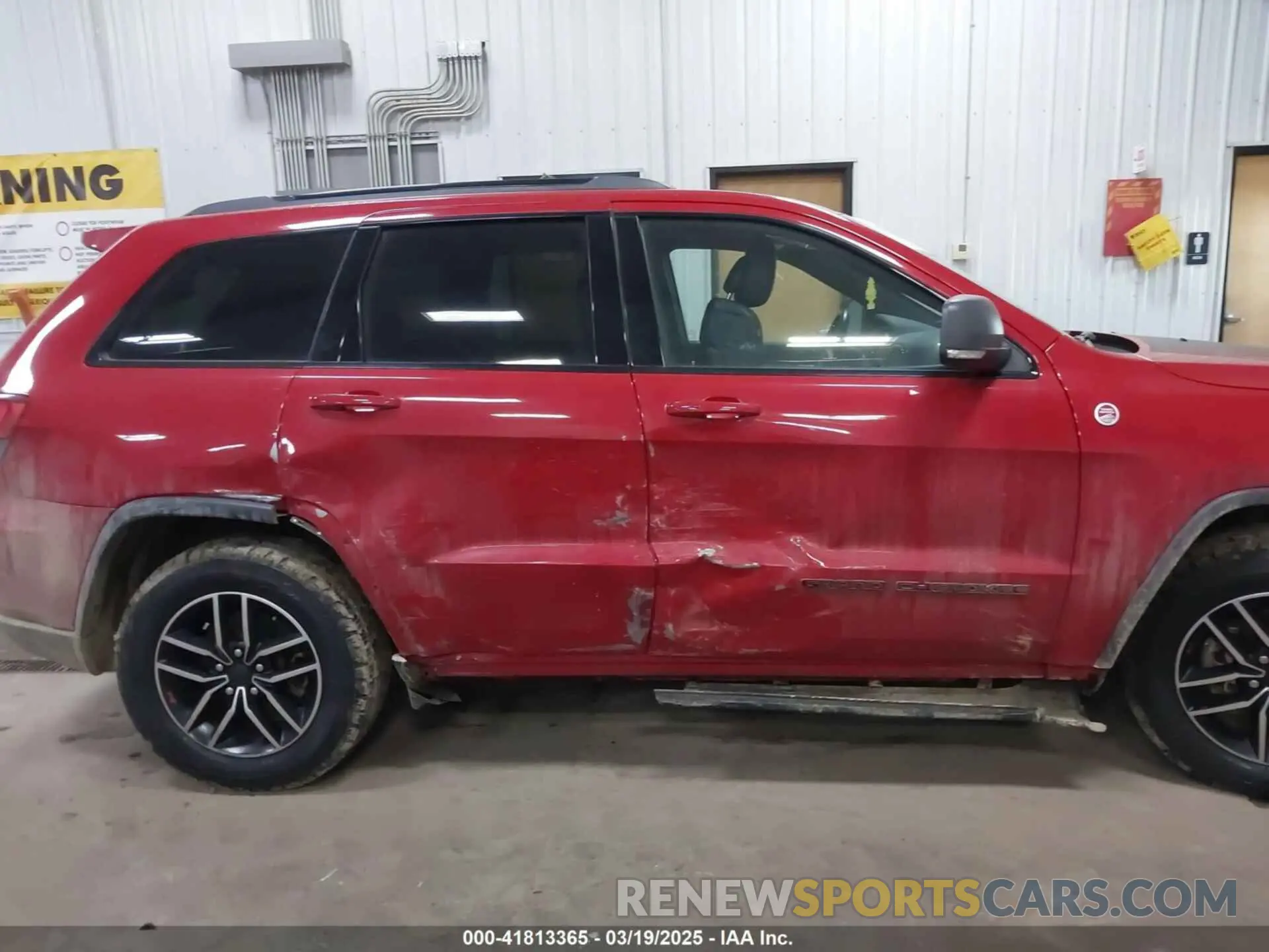 13 Photograph of a damaged car 1C4RJFLG2KC539639 JEEP GRAND CHEROKEE 2019