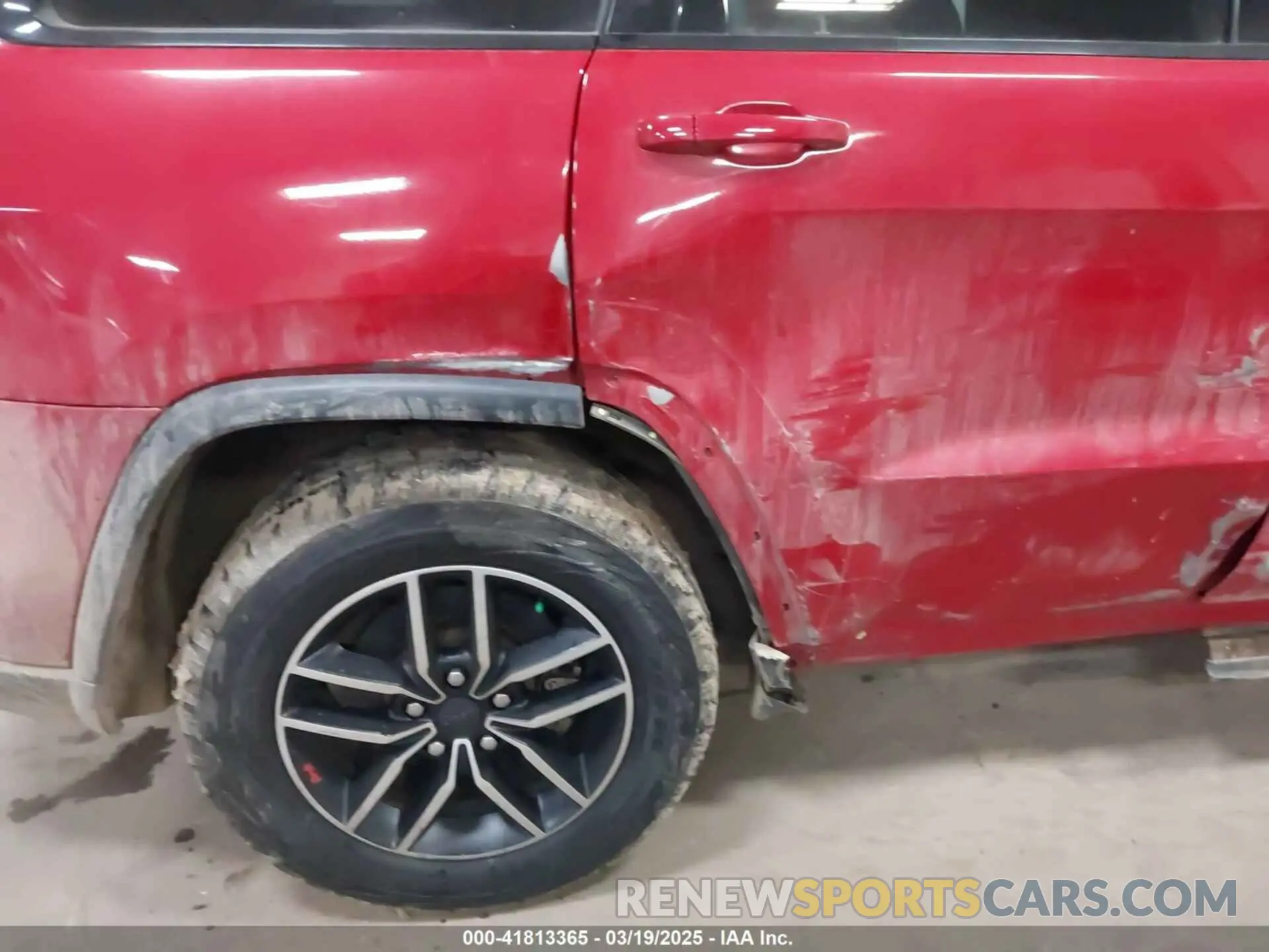 17 Photograph of a damaged car 1C4RJFLG2KC539639 JEEP GRAND CHEROKEE 2019