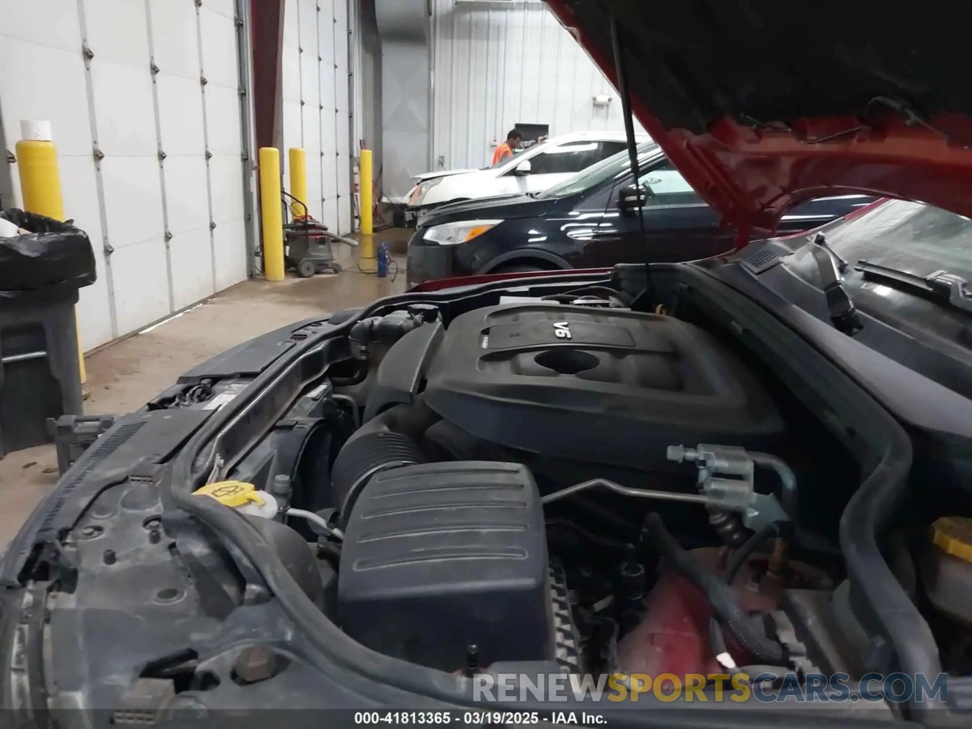 19 Photograph of a damaged car 1C4RJFLG2KC539639 JEEP GRAND CHEROKEE 2019
