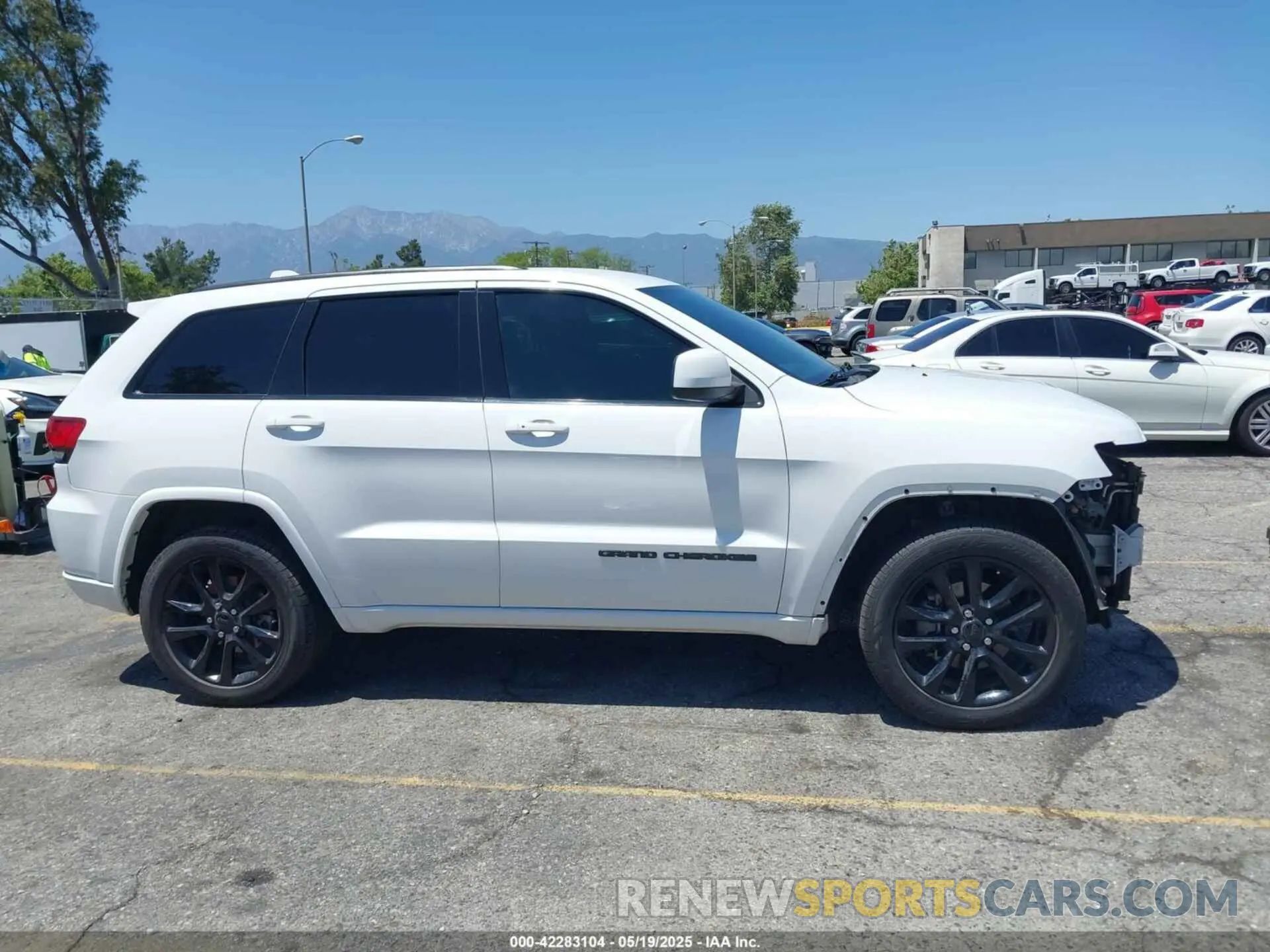14 Photograph of a damaged car 1C4RJEAG1LC170576 JEEP GRAND CHEROKEE 2020