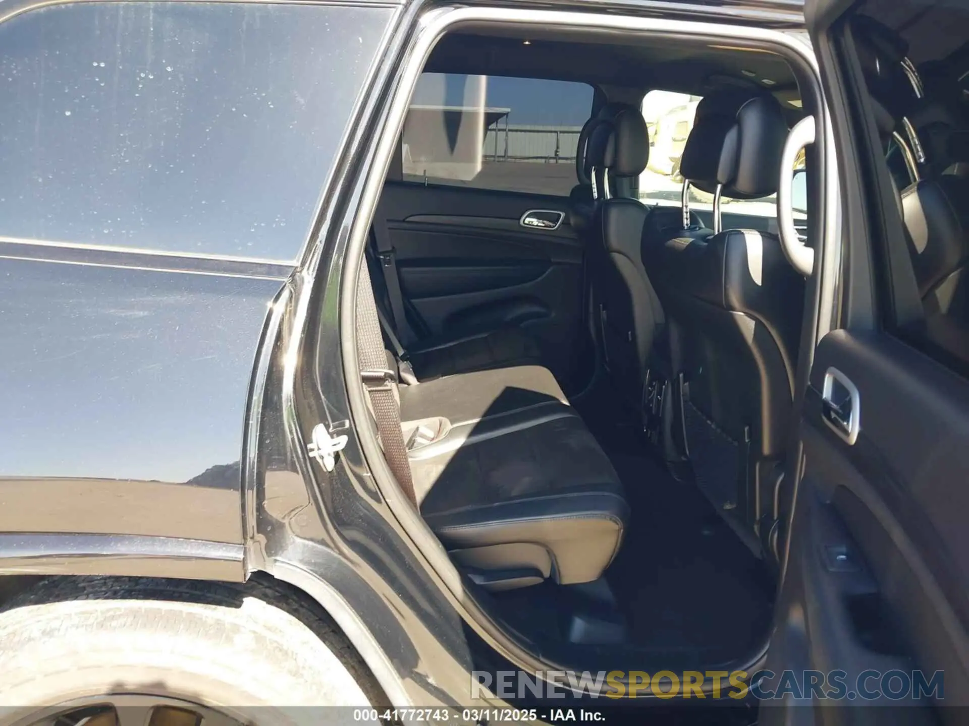 8 Photograph of a damaged car 1C4RJEAG2LC392639 JEEP GRAND CHEROKEE 2020